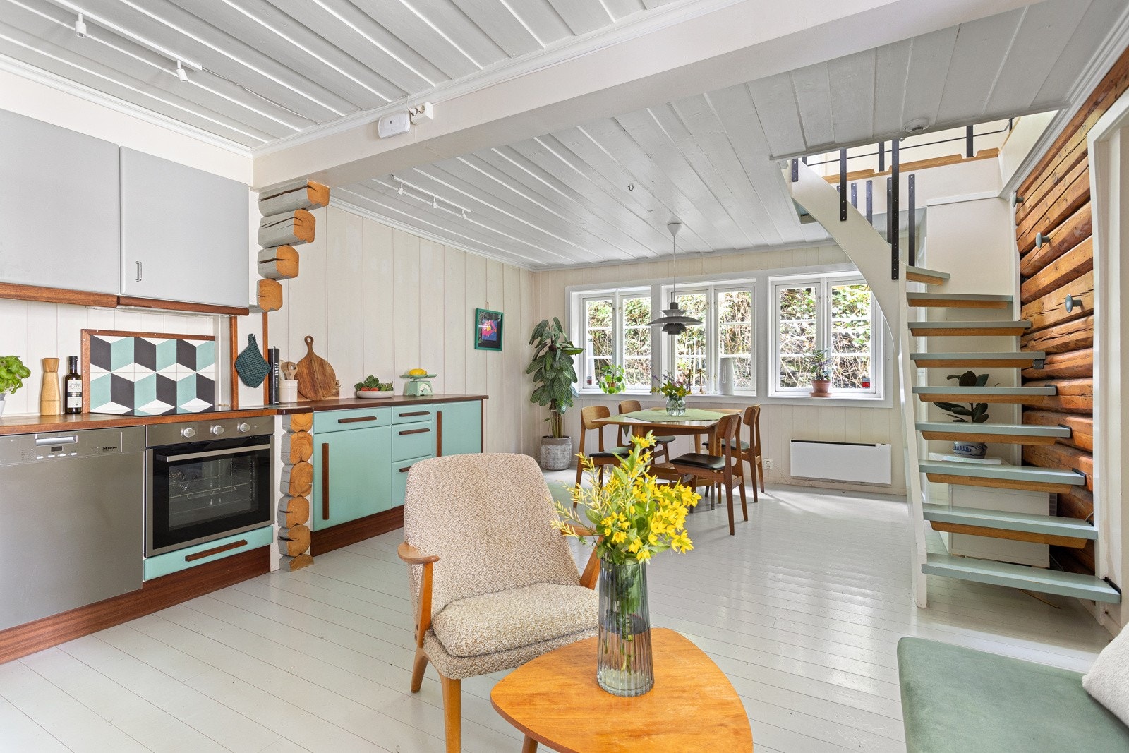 Boligen ble omfattende ombygget og renovert 2004 og har god standard Galleribilde