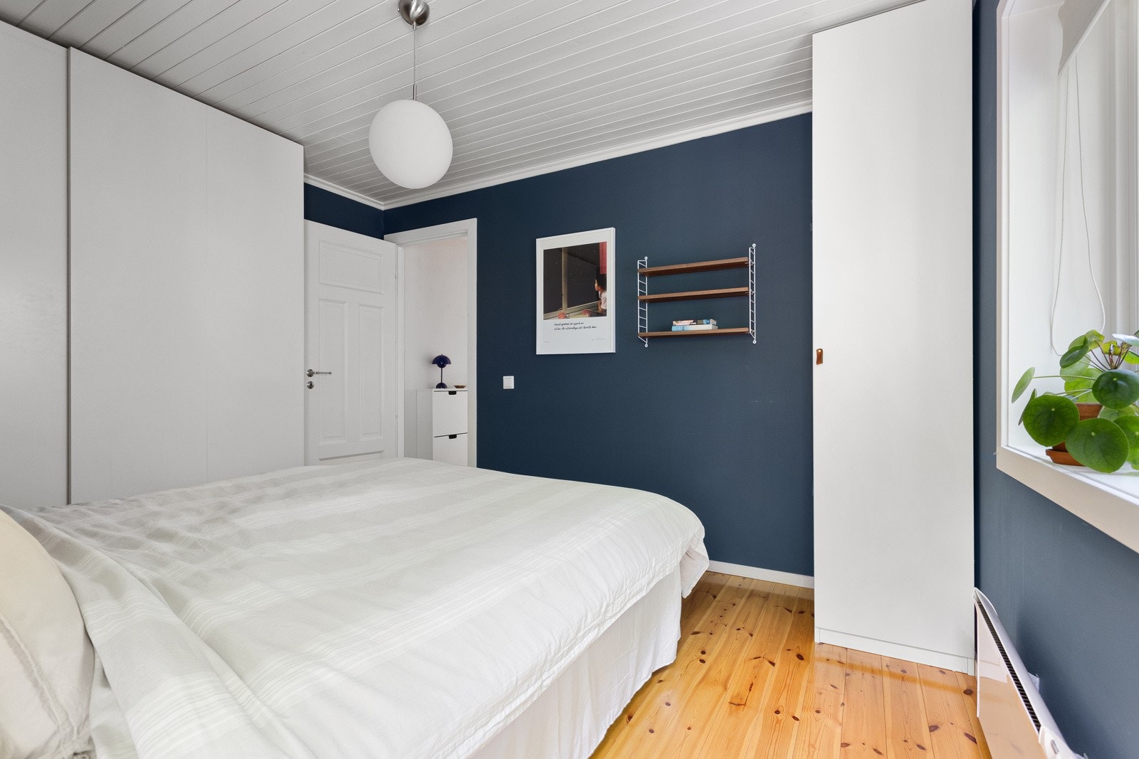 Stor skyvedørsgarderobe medfølger Galleribilde