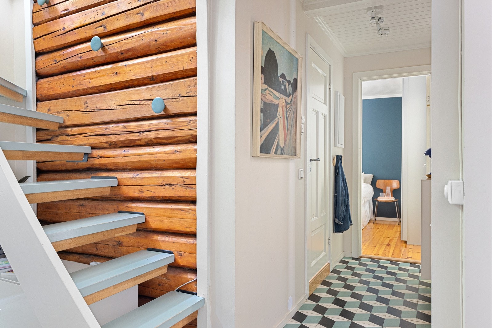 Trappen er plassbygget av tidligere eier som var båtsnekker. Galleribilde