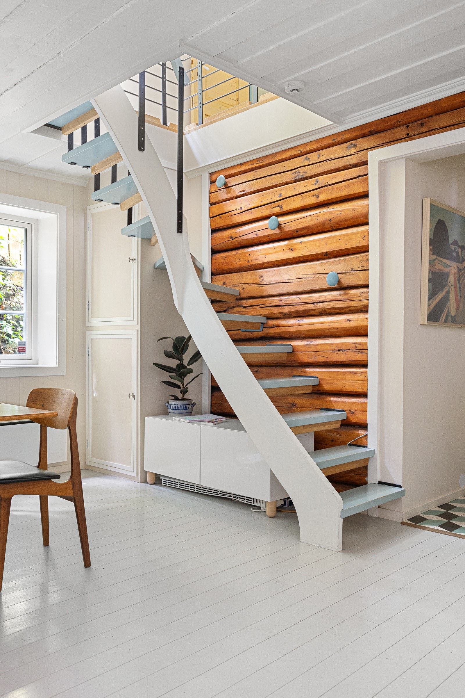 Nydelig, original bjelkevegg fra 1850 i trappeløpet Galleribilde