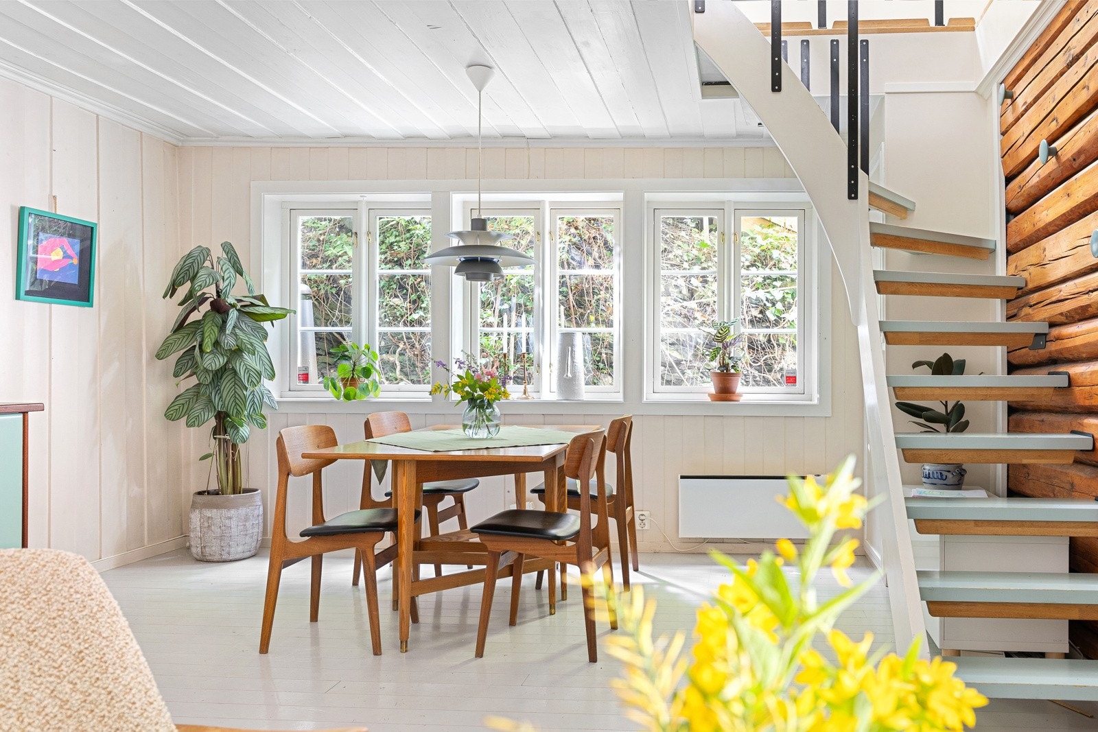 Leiligheten har sentral og svært skjermet beliggenhet med praktfull, vintergrønn "eføyvegg" i kjøkkenvinduet Galleribilde