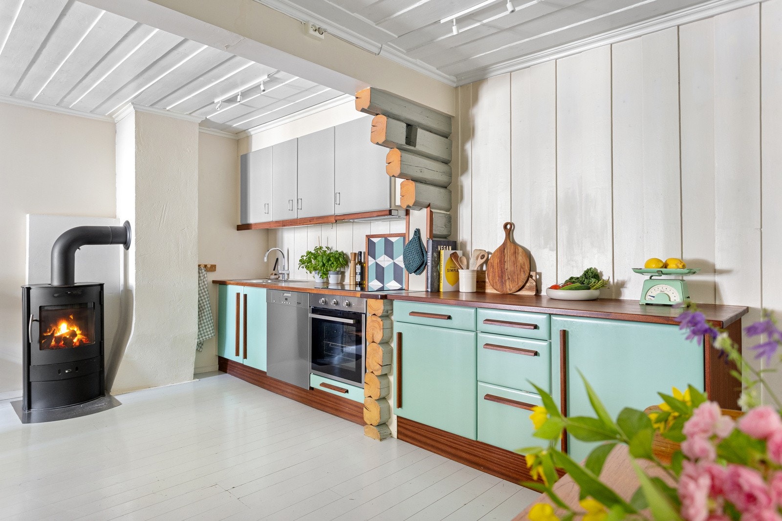 Kjøkkenet er i sin tid bygget av en båtsnekker - her er ingenting overlatt til tilfeldighetene Galleribilde