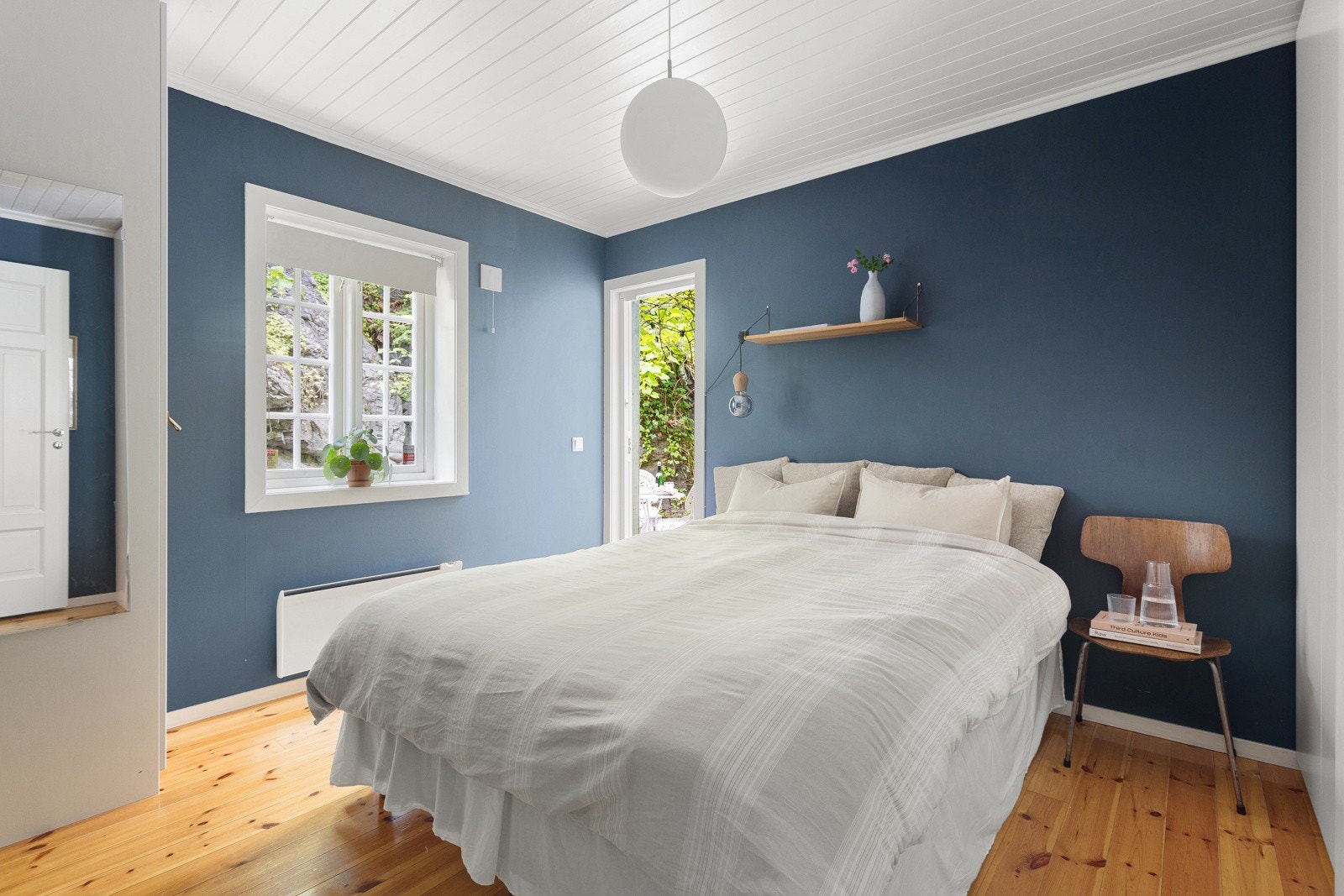 Romslig soverom vendt mot rolig hage - skjermet fra trafikk og støy Galleribilde