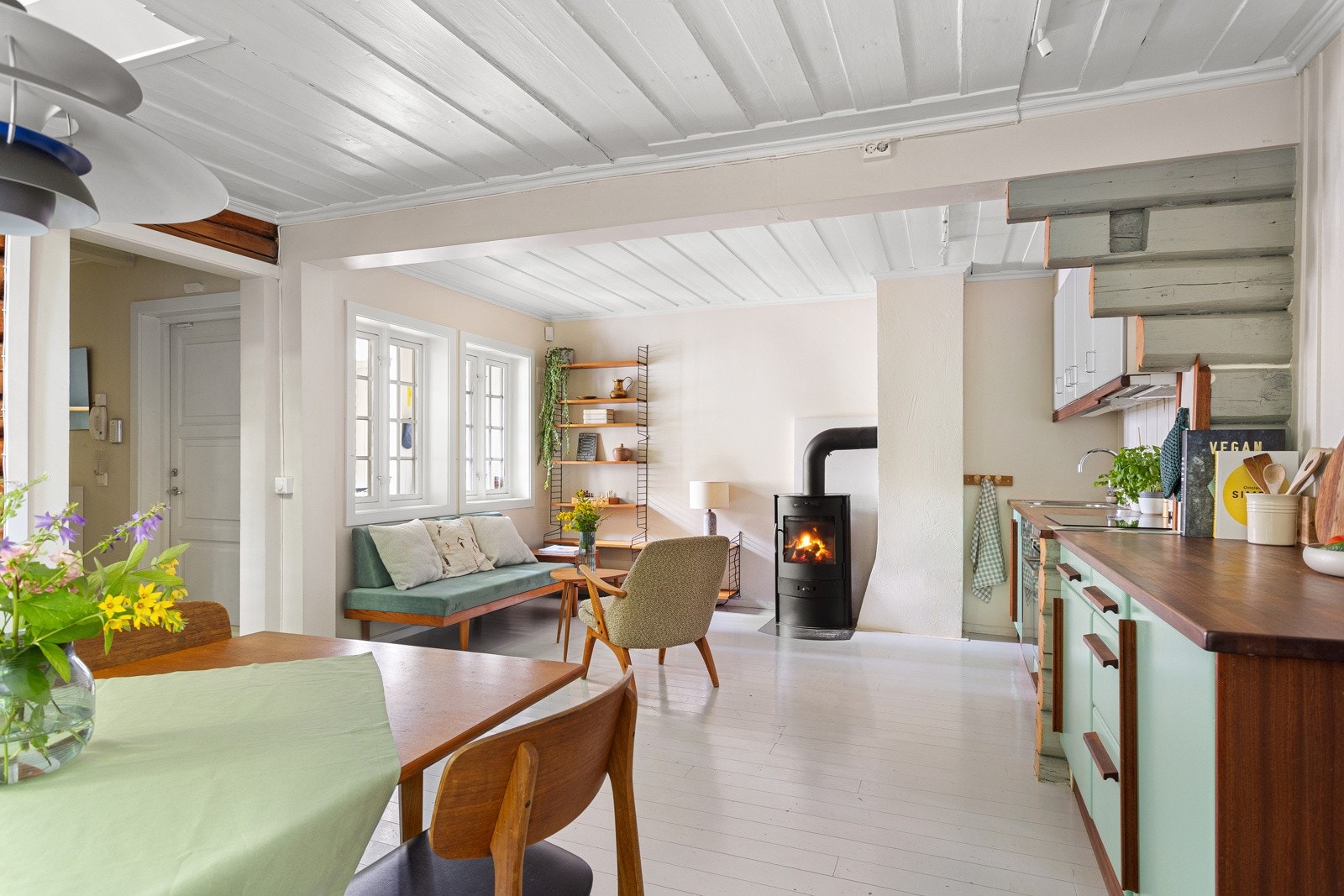 Flott, lys og unik 4-roms toppleilighet over 2 plan i ærverdig trehus fra 1850 Galleribilde