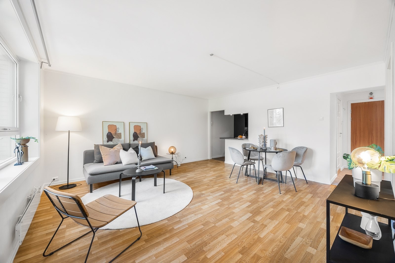 I stuen er det plass til både sofagruppe og spisebord Galleribilde