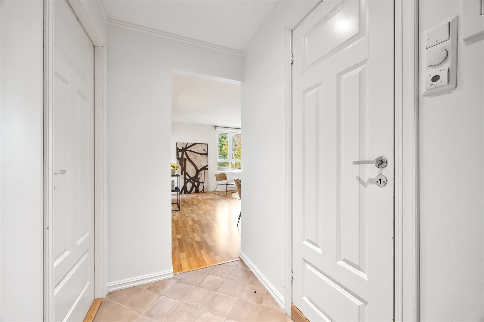 I entréen er det plass til skoskap og oppheng Galleribilde