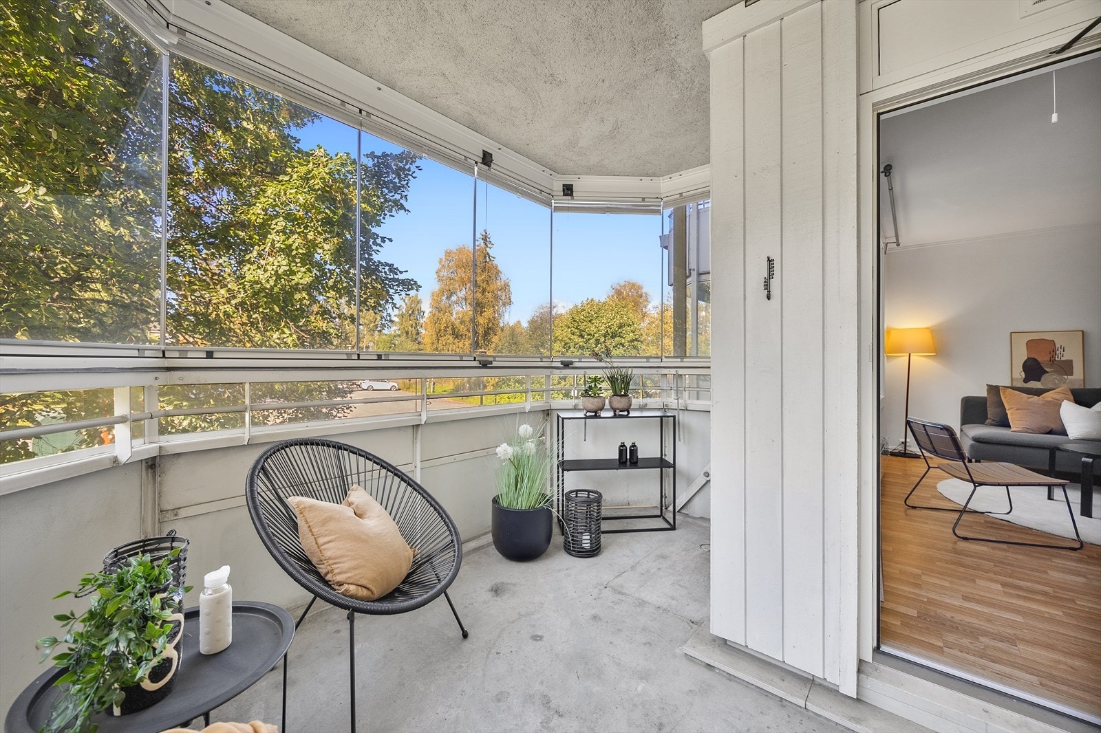 Fra stuen er det utgang til innglasset balkong på hele 7 m² Galleribilde