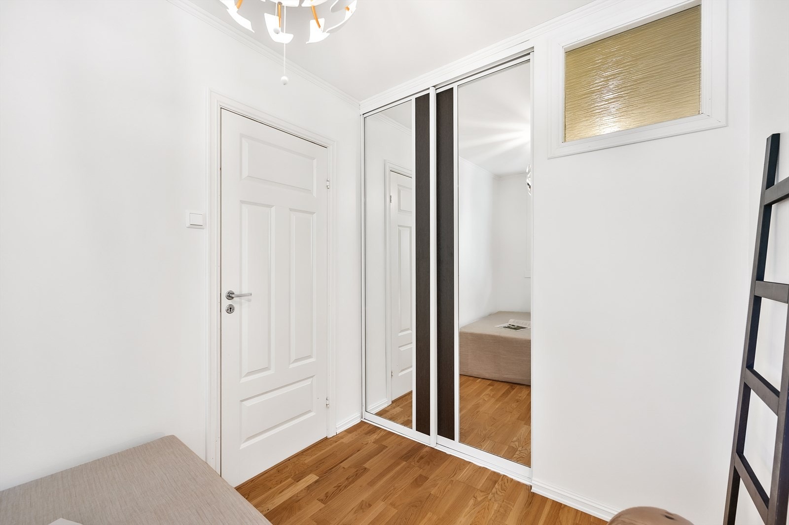 Her medfølger plassbygd skyvedørsgarderobe Galleribilde