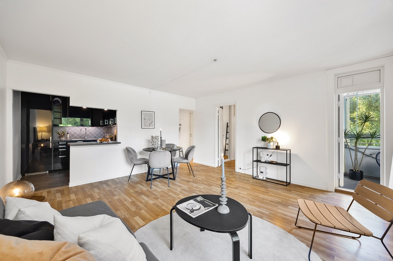 Overflatene er hvitmalte og gulvet er belagt med laminat Galleribilde