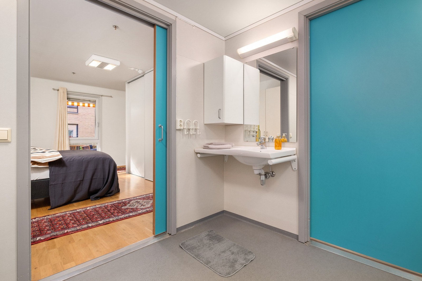Fra soverommet har man praktisk adkomst til badet. Galleribilde