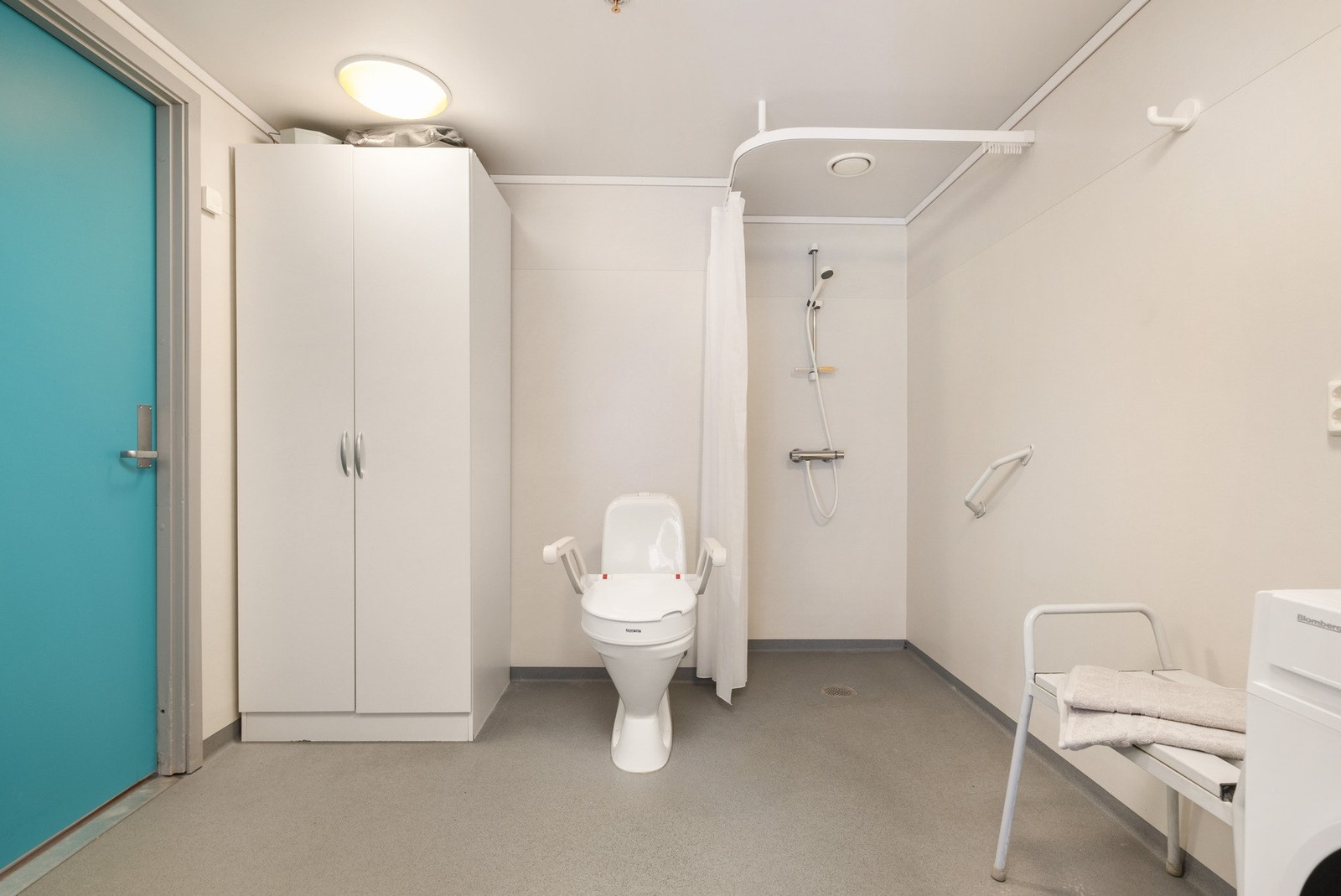Badet er utstyrt med bl.a. klosett, dusjhjørne, servant og opplegg til vaskemaskin. Galleribilde