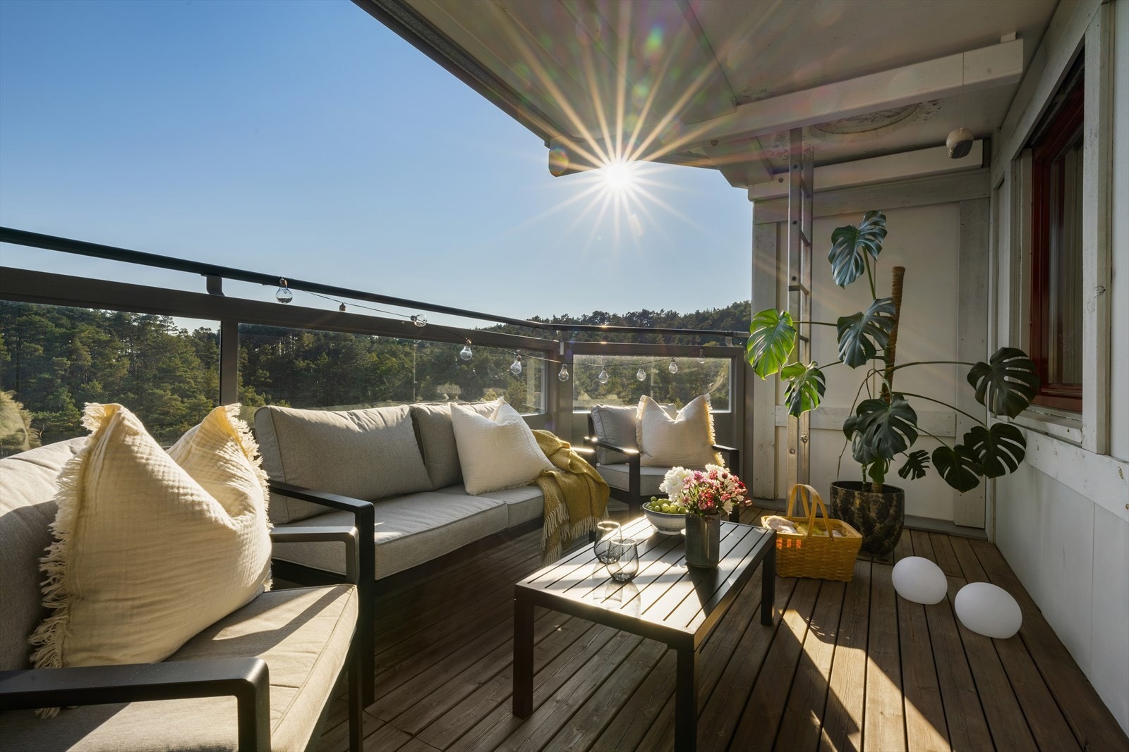 - Altanen har flotte solforhold som kan nytes på de 14,6 m² - Galleribilde