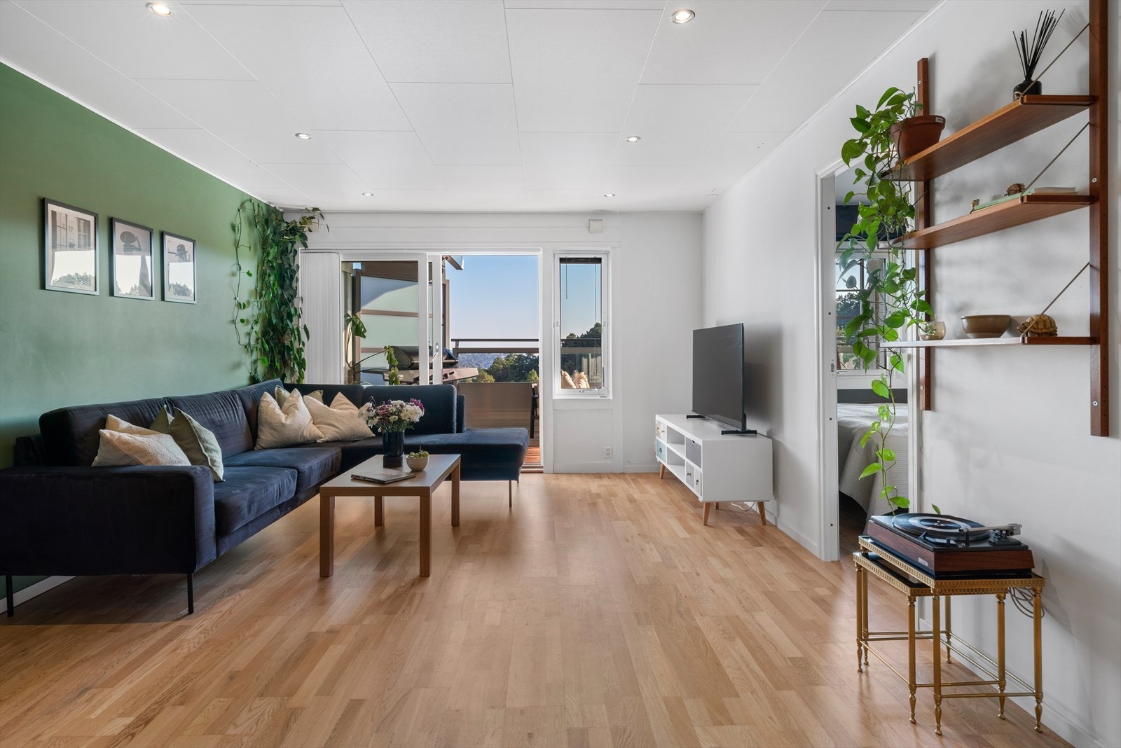 - Med direkte utgang til balkongen kan du enkelt ta med kaffekoppen ut og nyte solen - Galleribilde