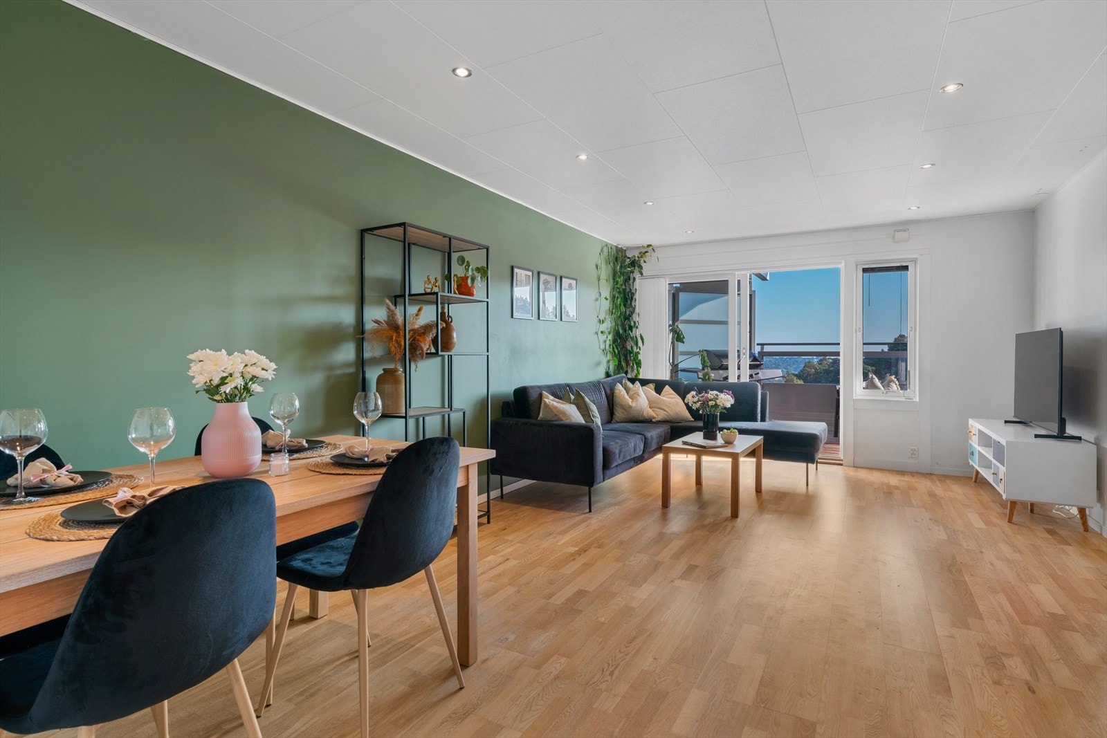 - Leiligheten inneholder entré, stue/kjøkken, 1 soverom, bad og omkledningsrom - Galleribilde