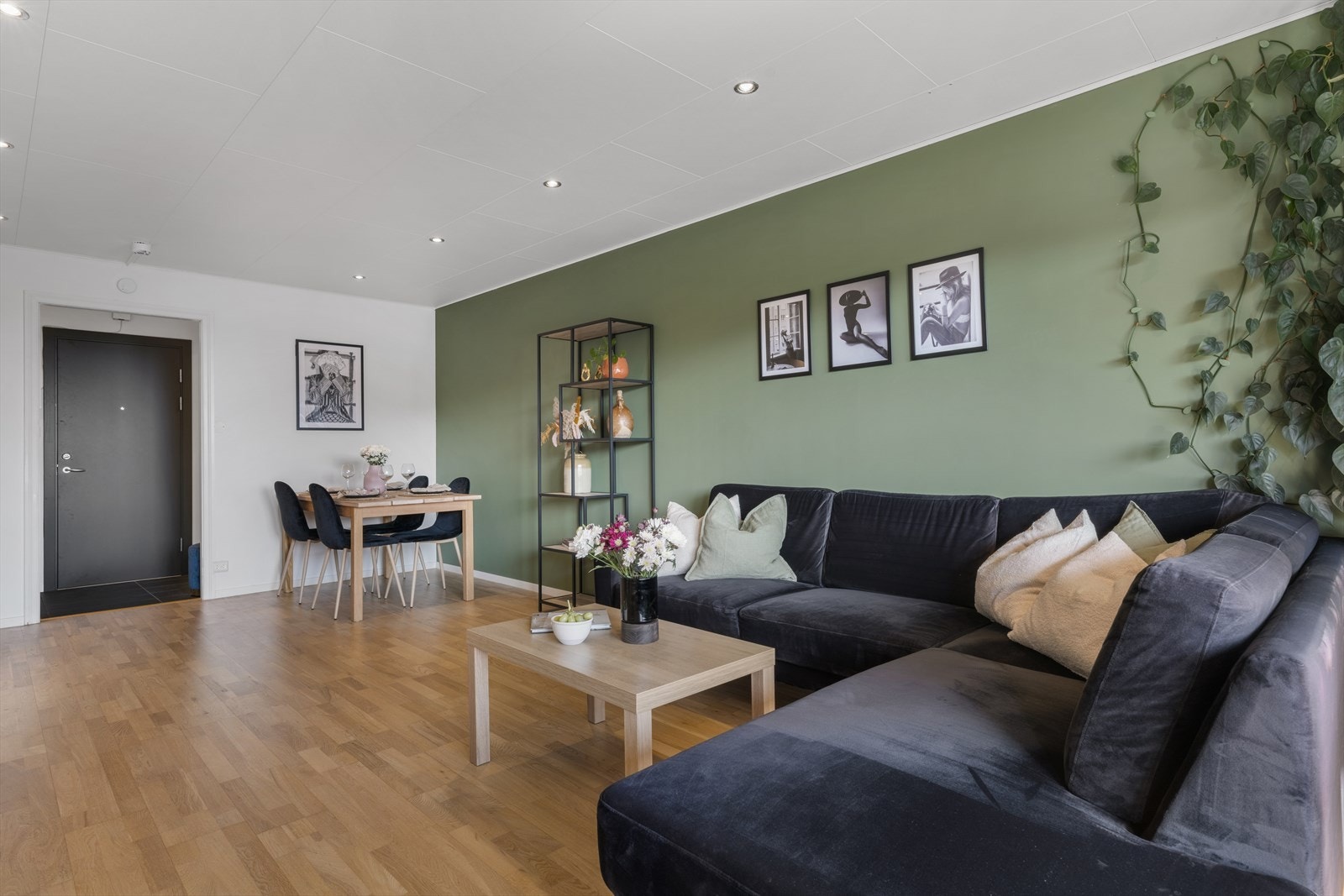 - Stuen har en fin planløsning og fremstår romslig - Galleribilde