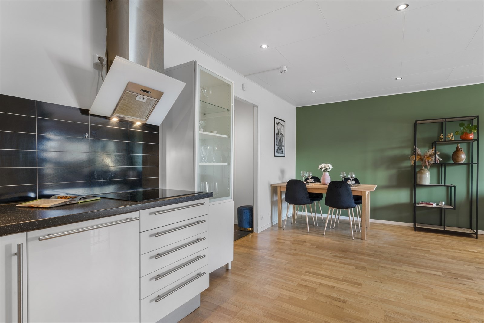 - Takhøyden i leiligheten er målt til 2,41m - Galleribilde