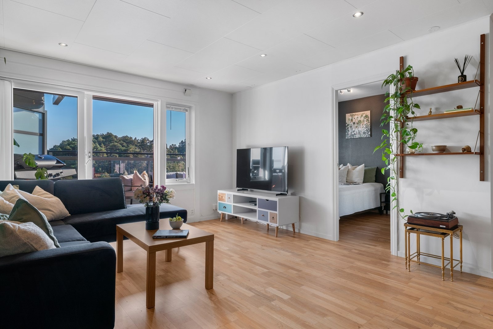 - Gjennomgående i leiligheten er det parkettgulv - Galleribilde