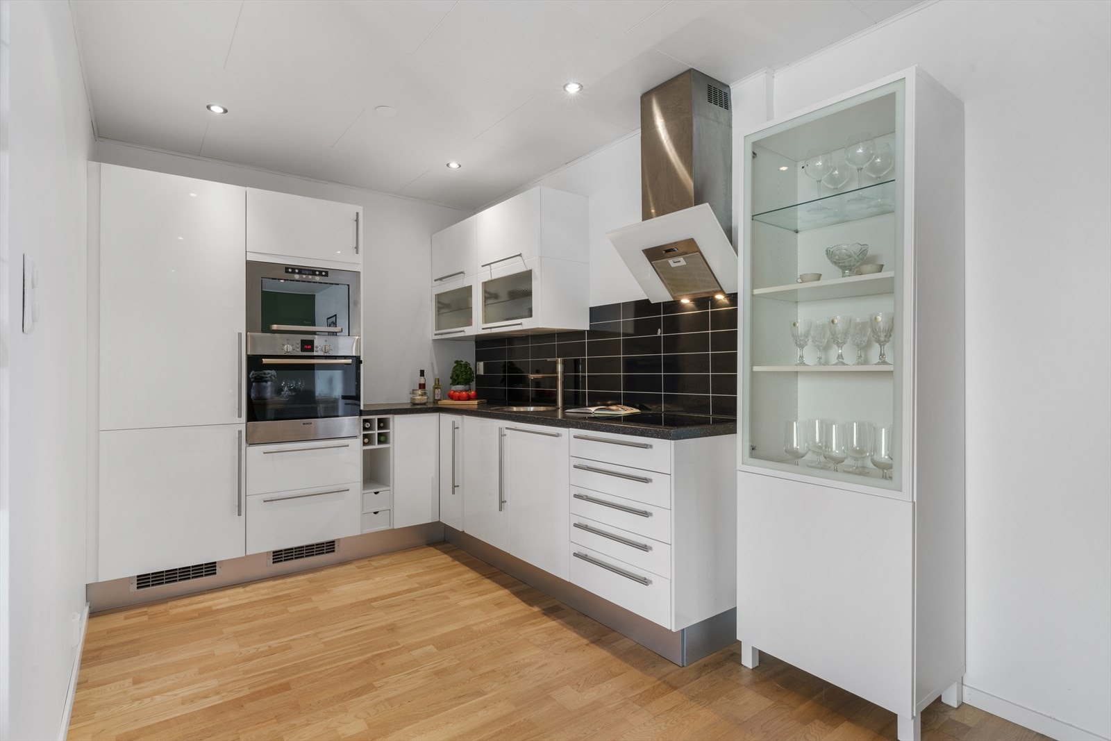 - Stilrent kjøkken med slette fronter og integrerte hvitevarer som medfølger til glede for ny eier - Galleribilde