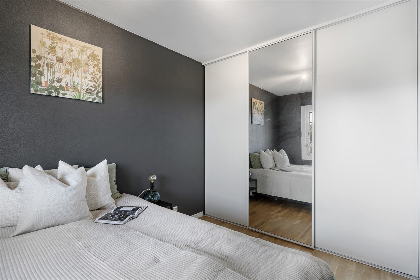 - Det er integrert garderobeskap som har god plass til oppbevaring av klær - Galleribilde