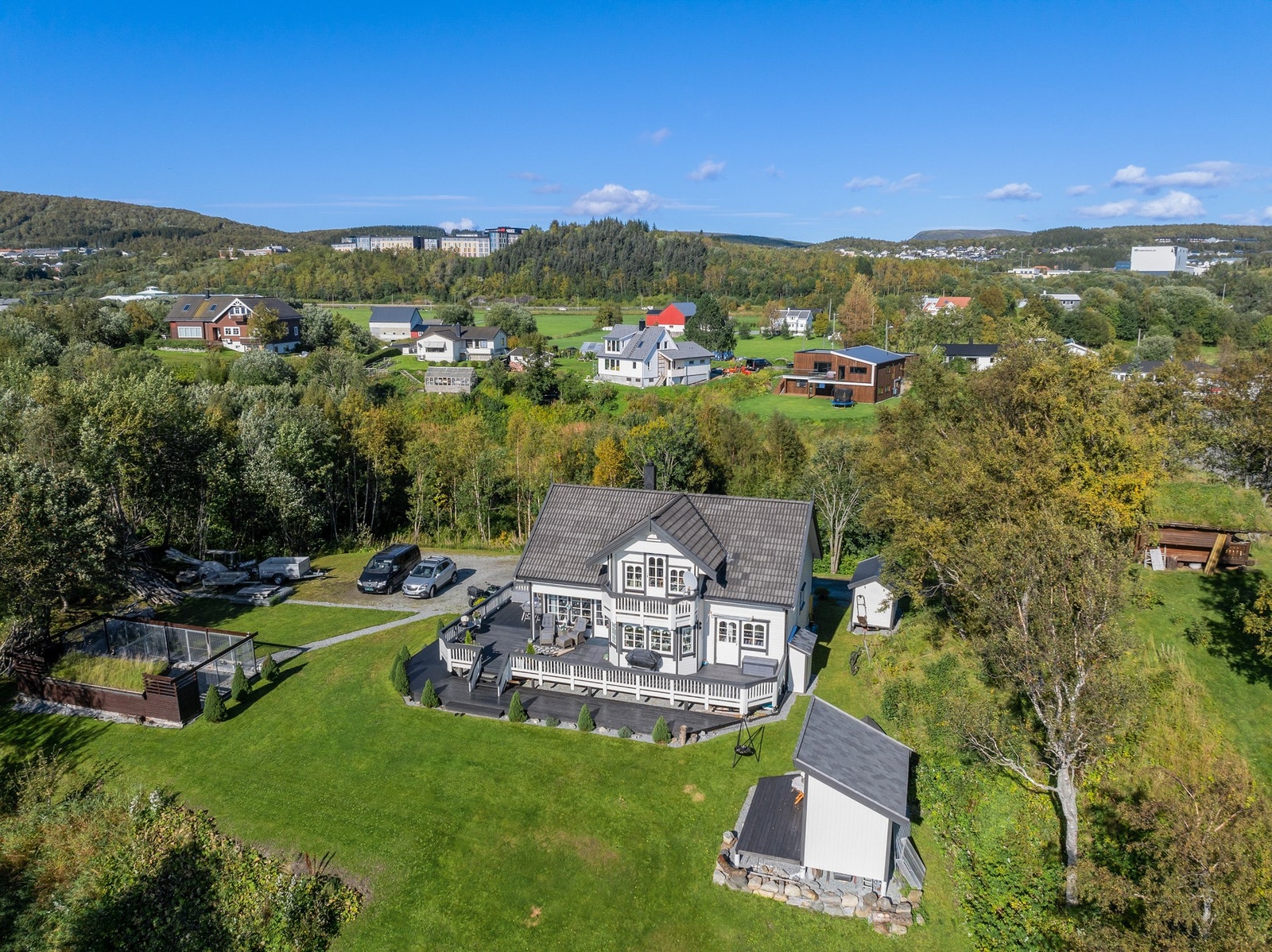 Boligen har et nydelig uteområde. Galleribilde