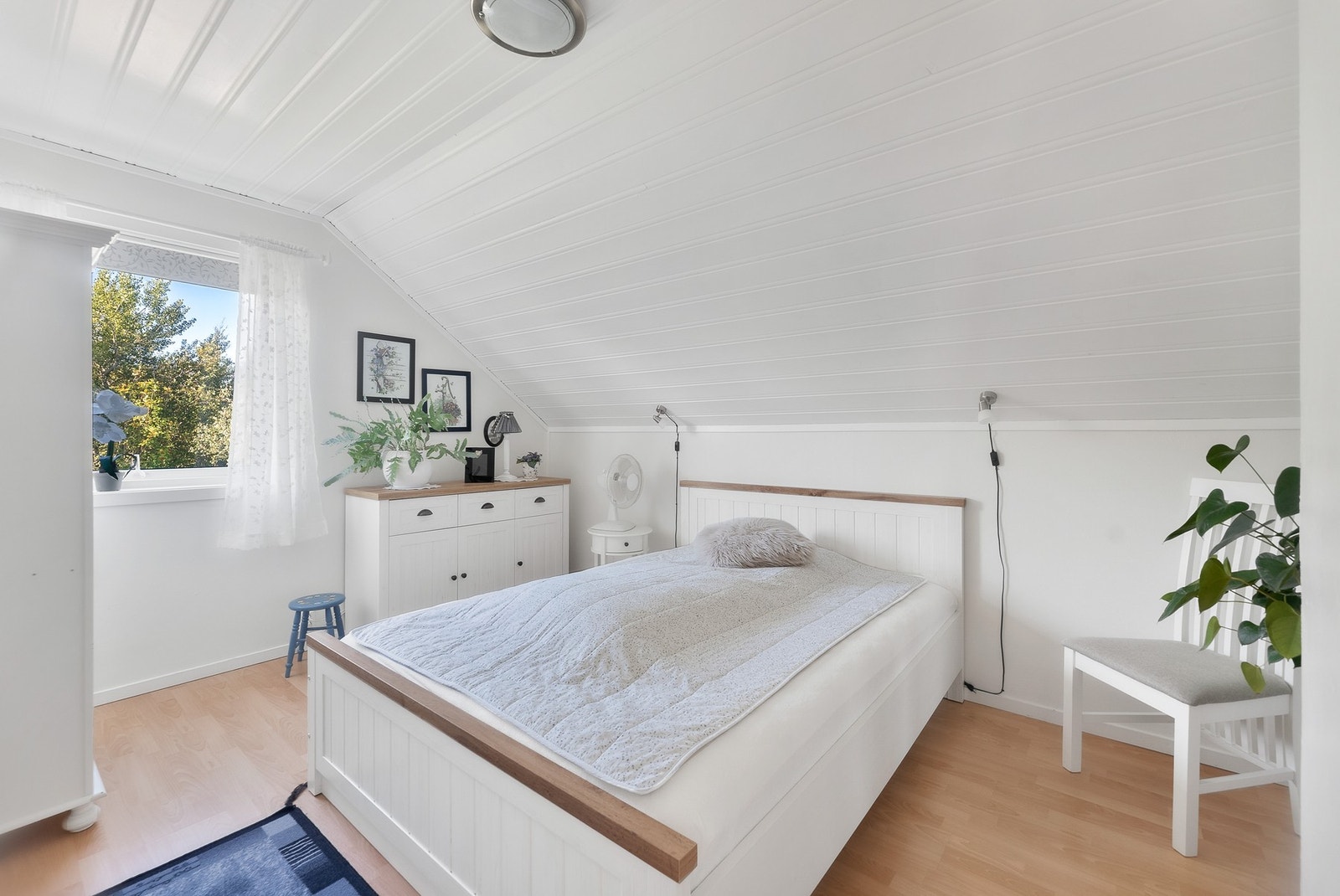 Det er romslige soverom med god plass til dobbeltseng, nattbord på hver side og øvrig møblement. Galleribilde