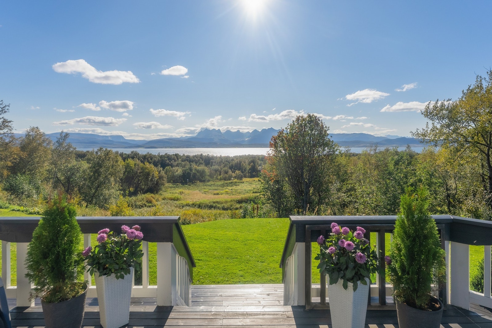 Fra terrasse er det adkomst til en pen og opparbeidet hage. Galleribilde