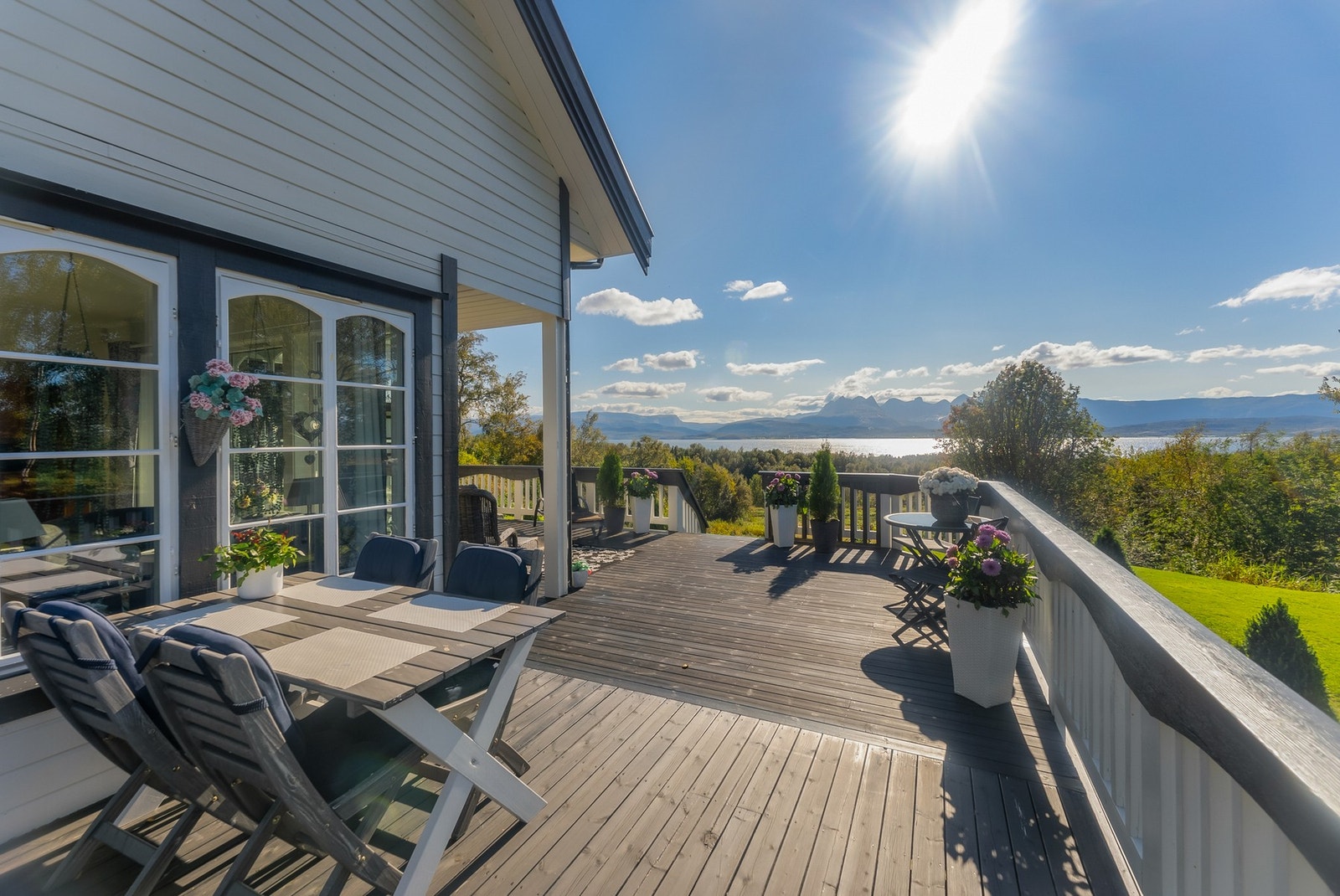 Fra terrassen er det en helt nydelig utsikt over Saltenfjorden, Børvasstindene og Saltstraumbrua. Galleribilde