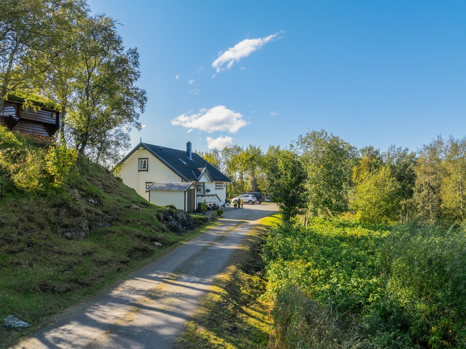 Det er gode parkeringsmuligheter på egen tomt. Galleribilde