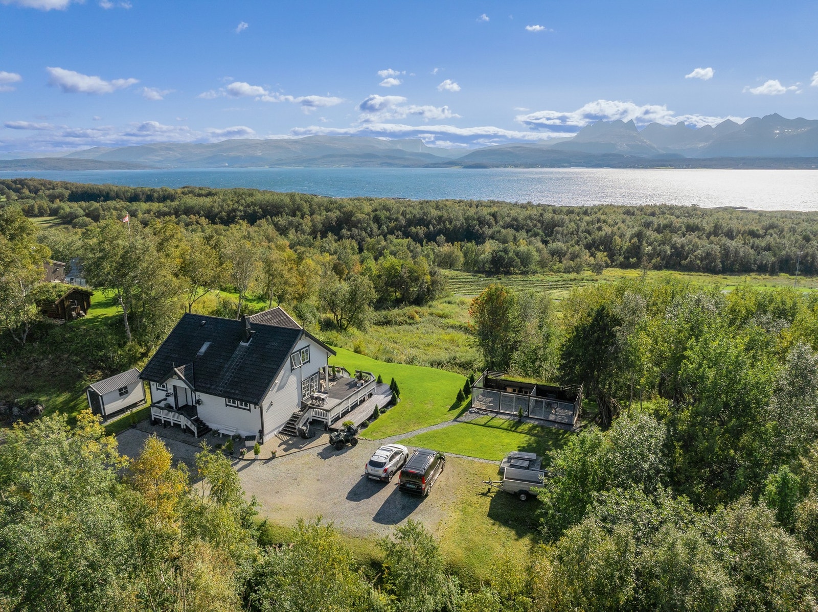 Plasseringen sørger for en nydelig utsikt over Saltenfjorden, Børvasstindene og Saltstraumbrua. Galleribilde