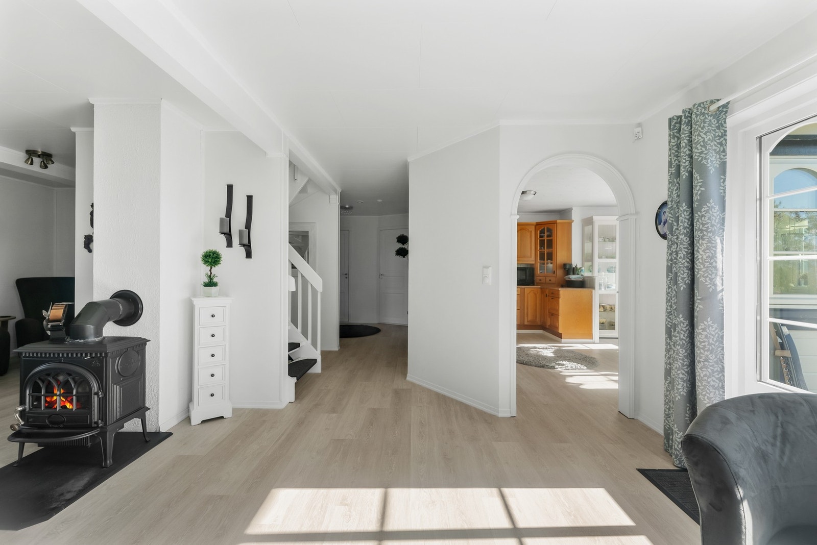 Fra stue er det adkomst til kjøkken. Galleribilde