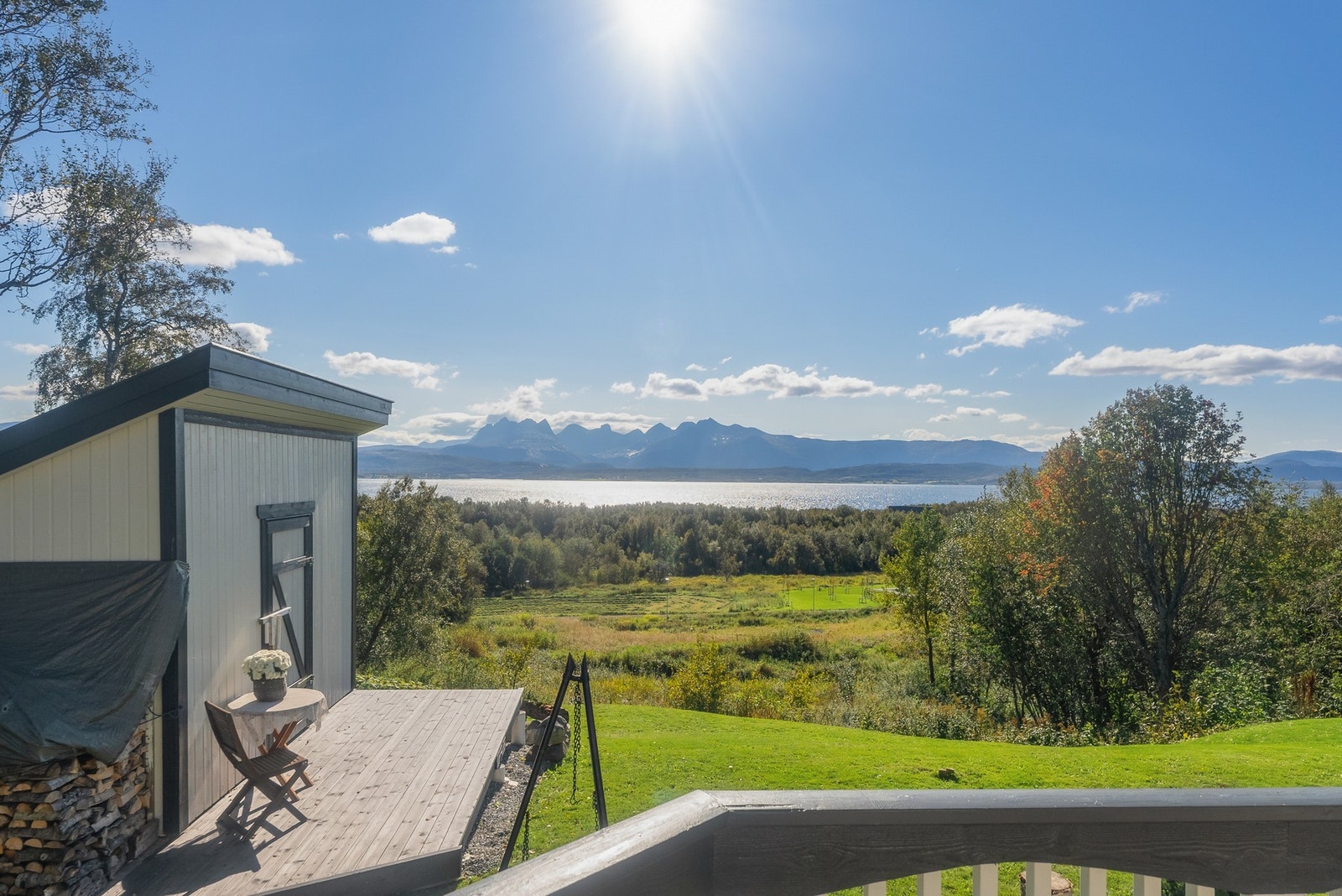 Det medfølger en frittstående redskapsbod. Galleribilde