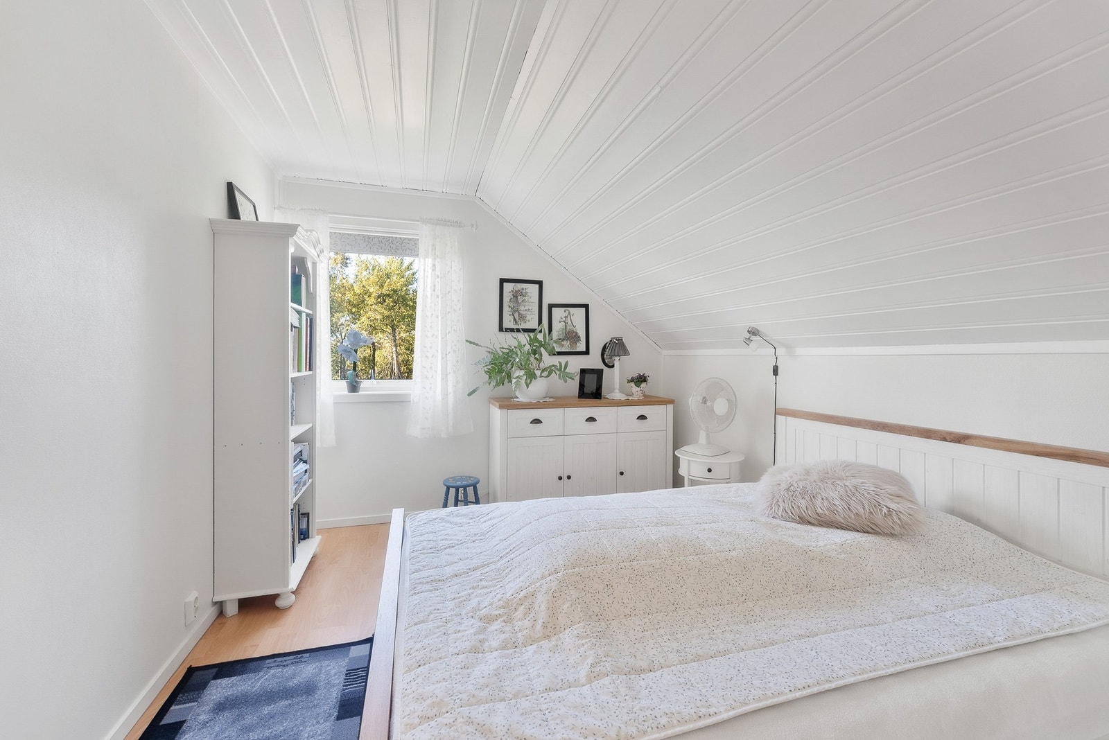 Det er store vindusflater som slipper inn rikelig med naturlig lys på soverommet. Galleribilde