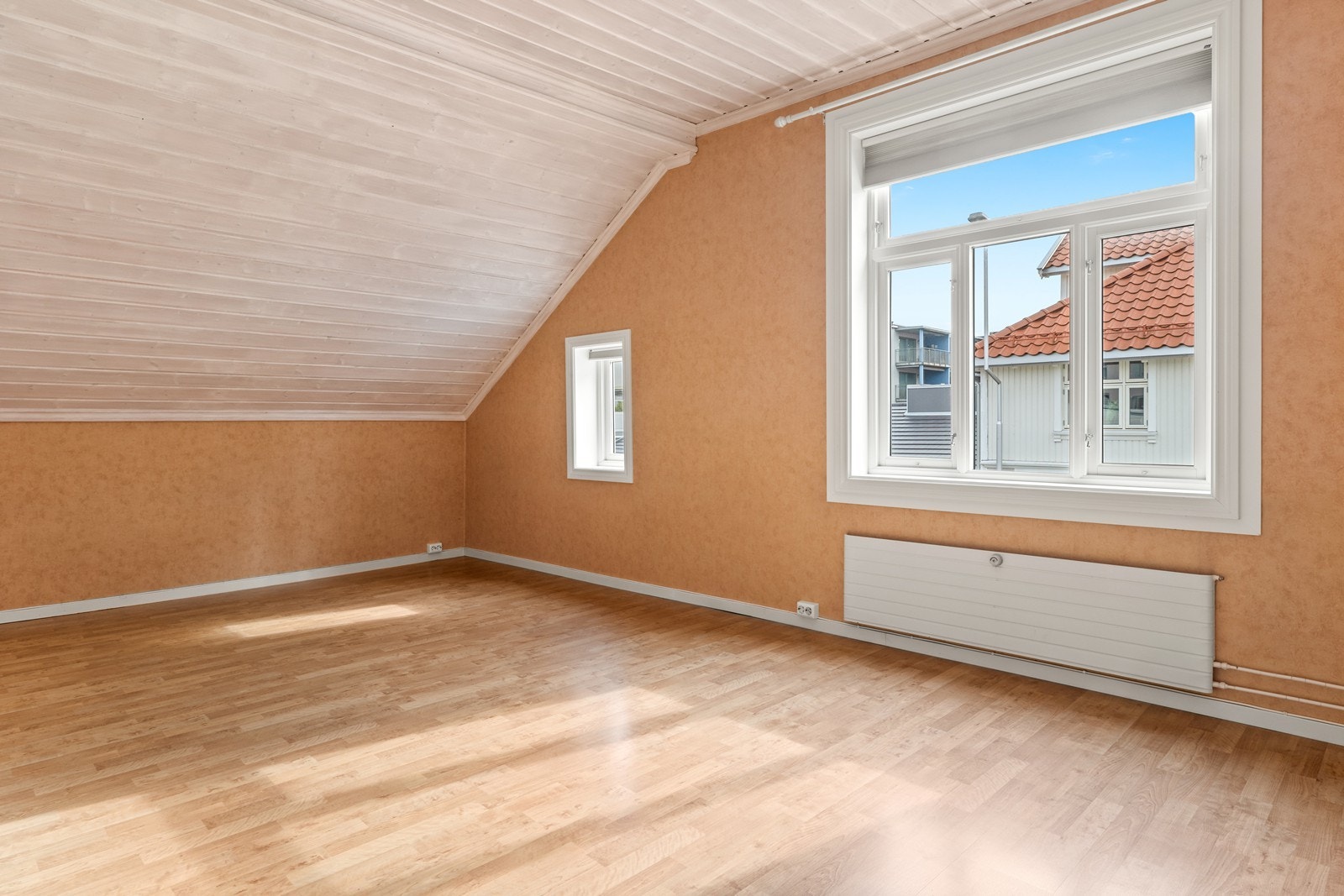 Stuene har god plass til både sofa- og spisegruppe Galleribilde
