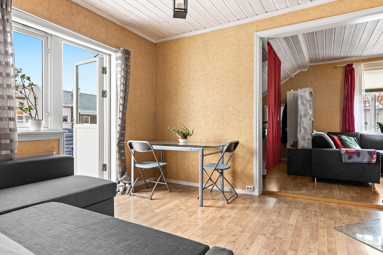 Fra stuen er det utgang til balkong Galleribilde