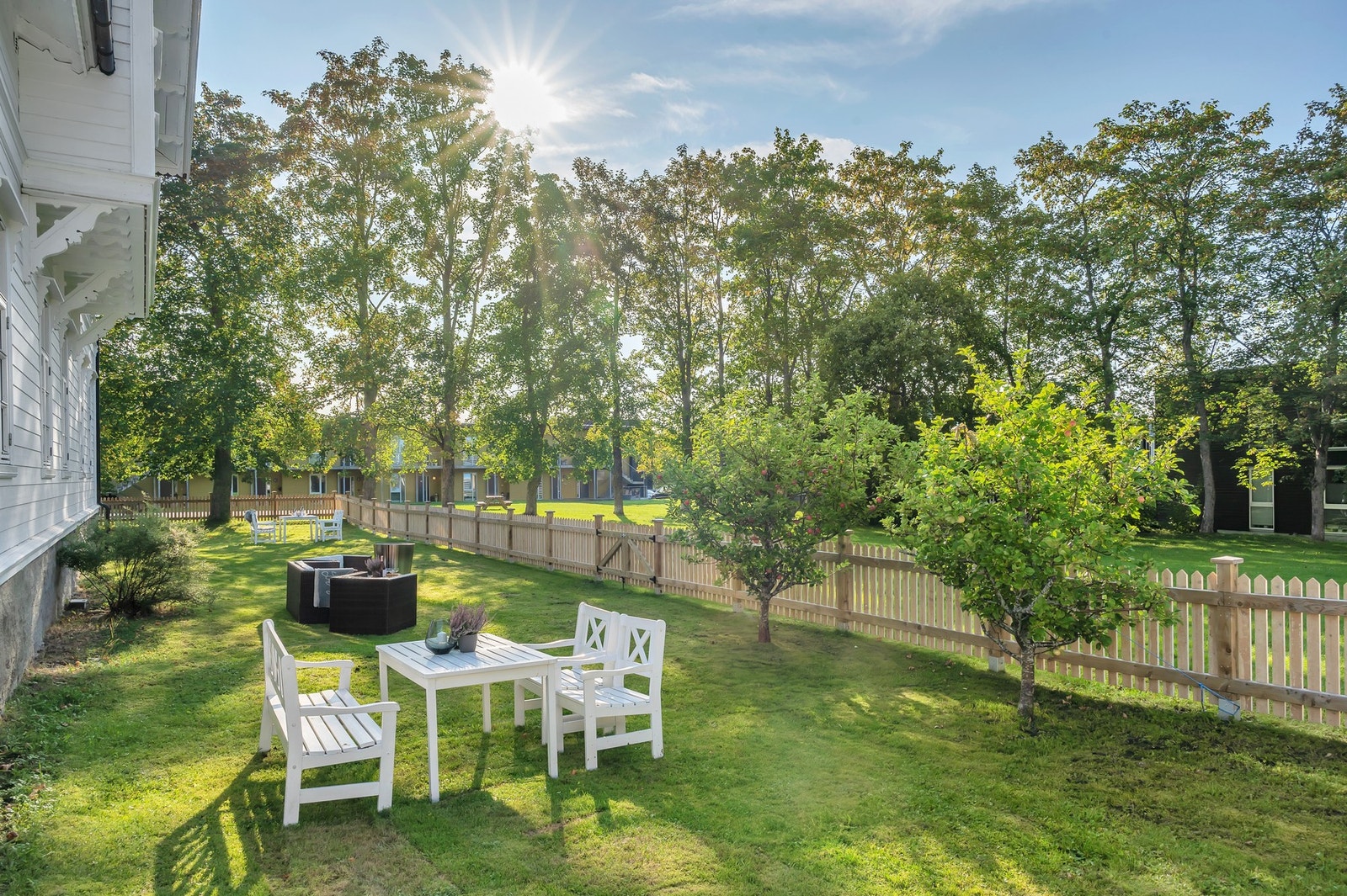 Borettslaget har en romslig og velstelt hage som omkranser store deler av eiendommen, med flere sittegrupper tilgjengelig. Galleribilde