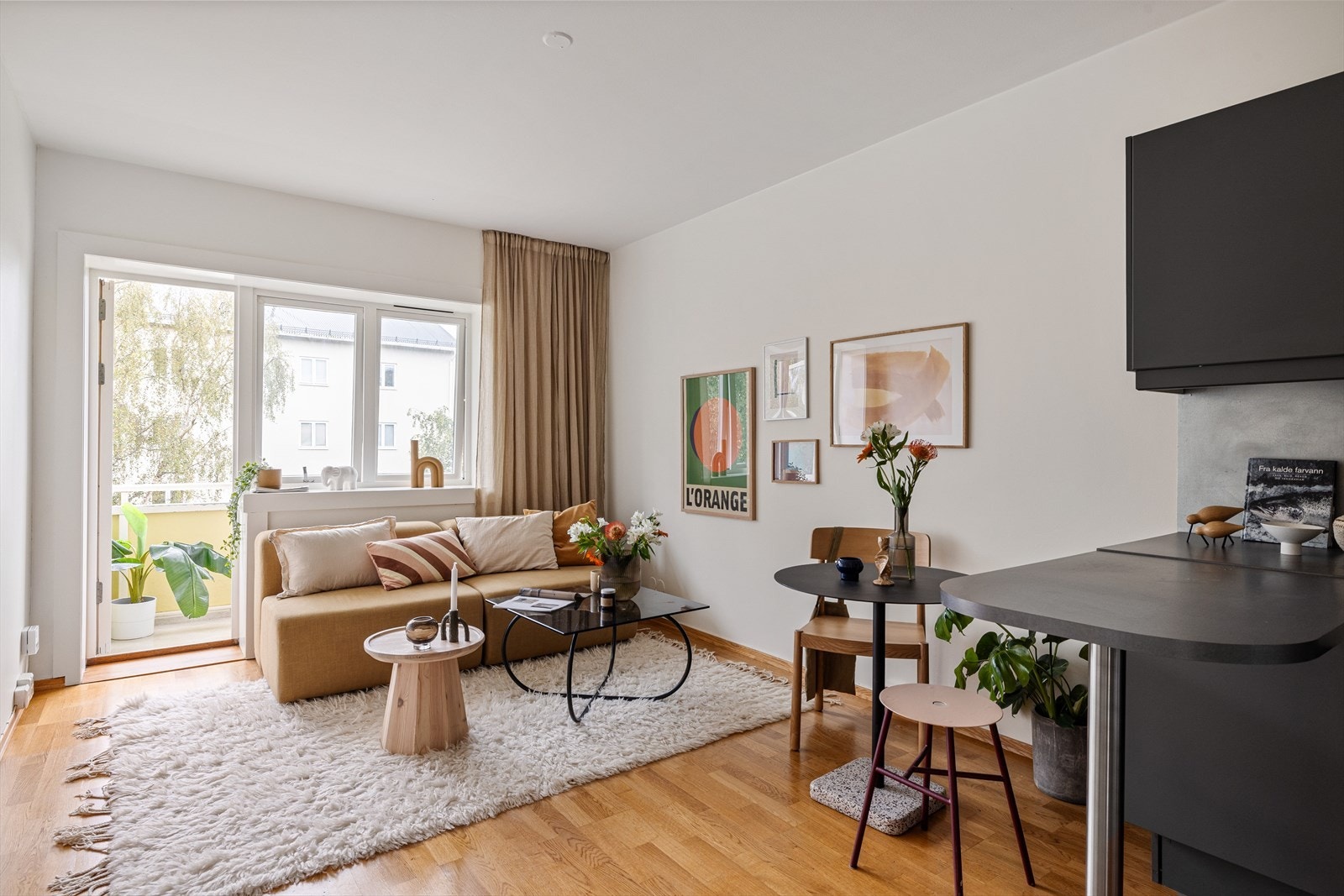 Gulvene i leiligheten er lagt med parkett Galleribilde
