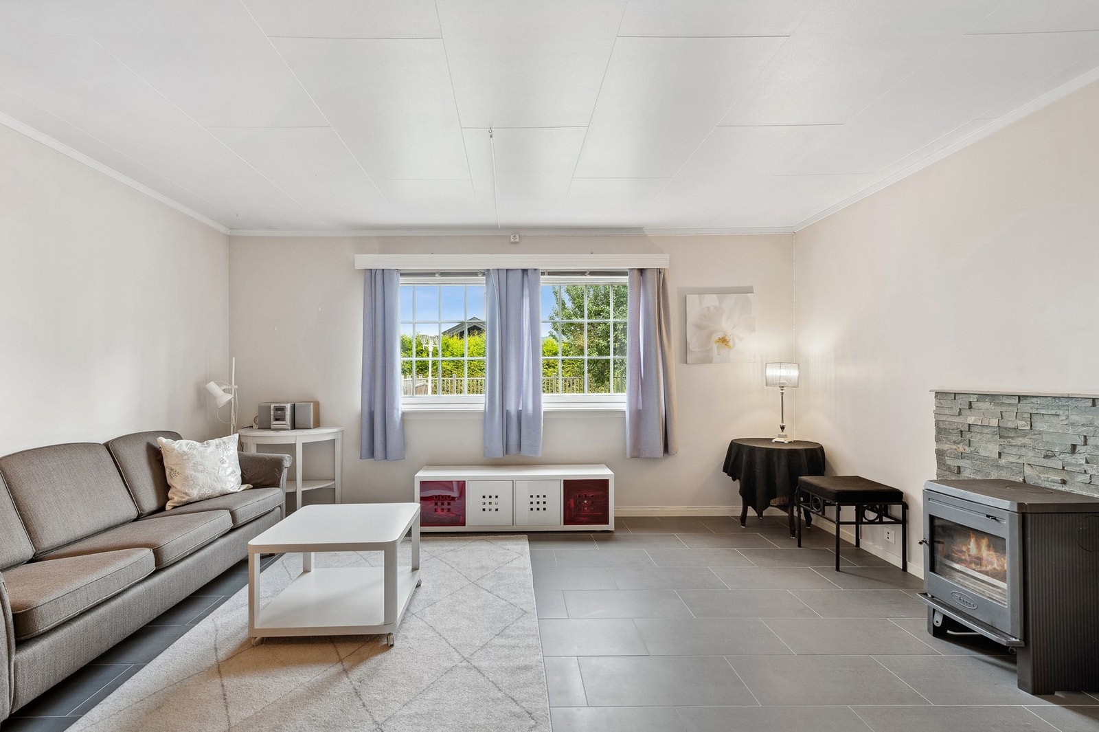 Det er montert peis i stue Galleribilde