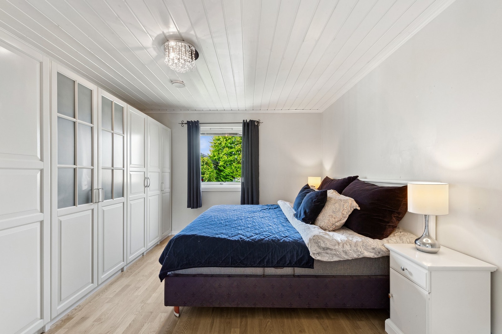 Hovedsoverom med parkett på gulv og romslig garderobe Galleribilde