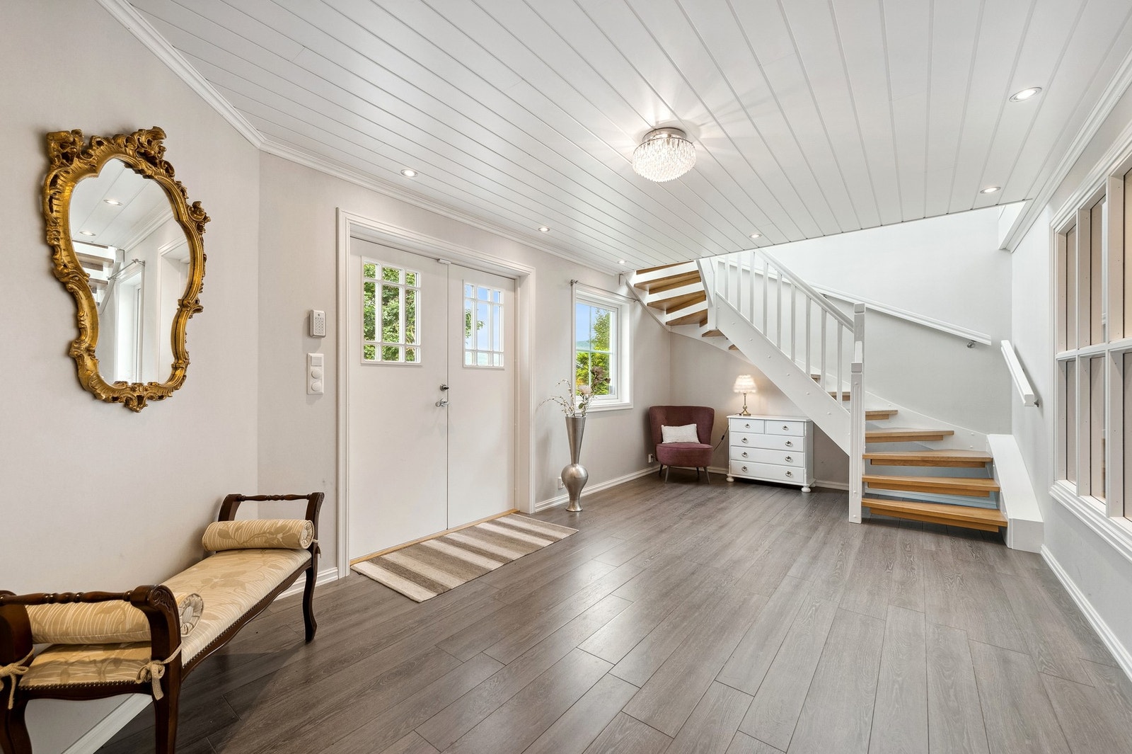 Meget romslig hall fra 2015 med flislagt gulv og downlights i tak Galleribilde
