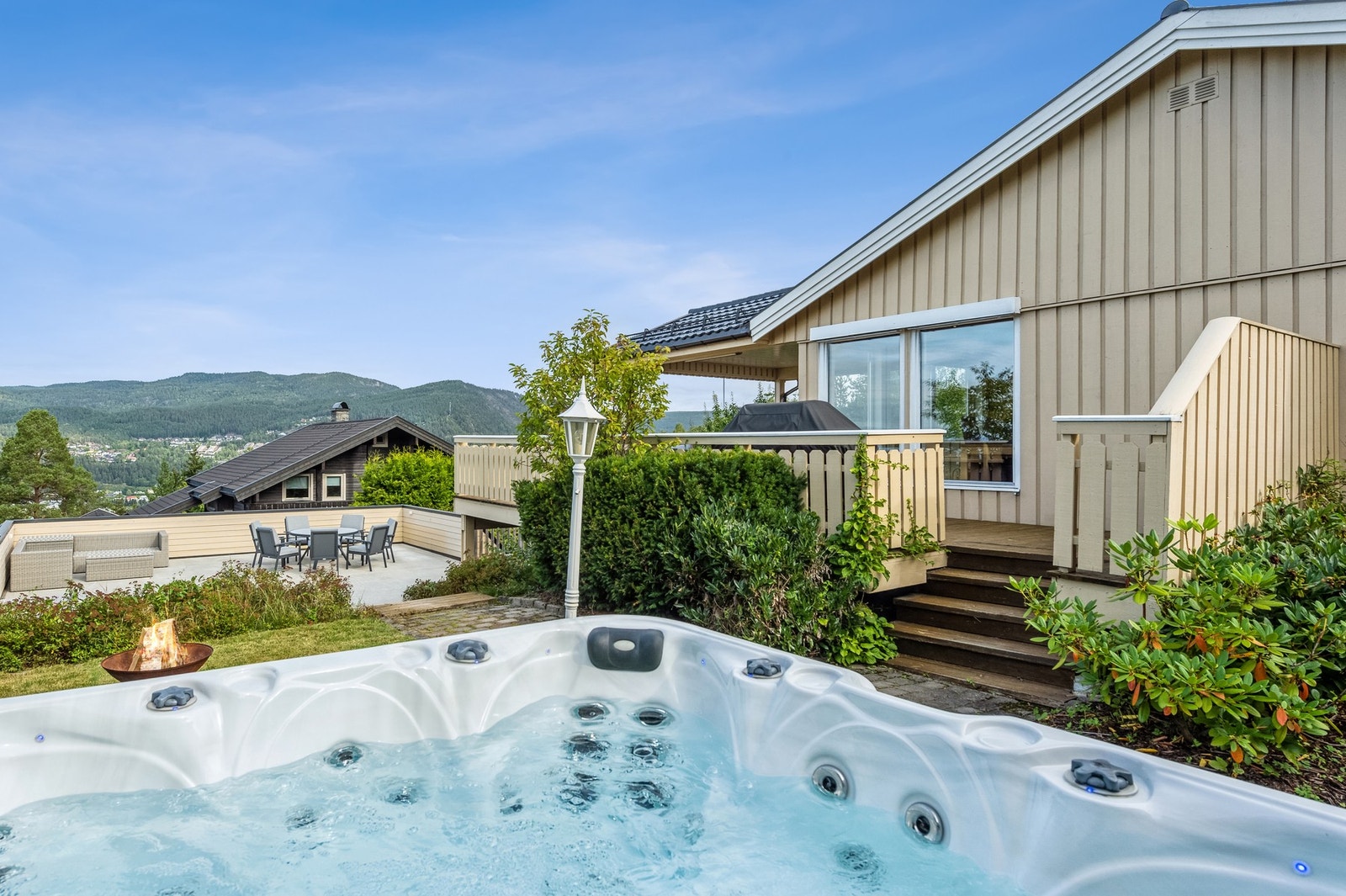 Jacuzzi medfølger. Her kan en nyte fantastisk utsikt i skjermede omgivelser Galleribilde