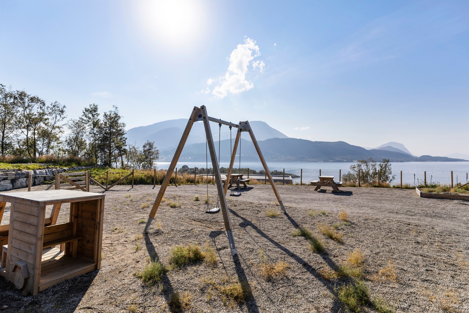 Egen lekeplass i boligfeltet - sannsynligvis den lekeplassen i bygda med flottest utsikt. Galleribilde