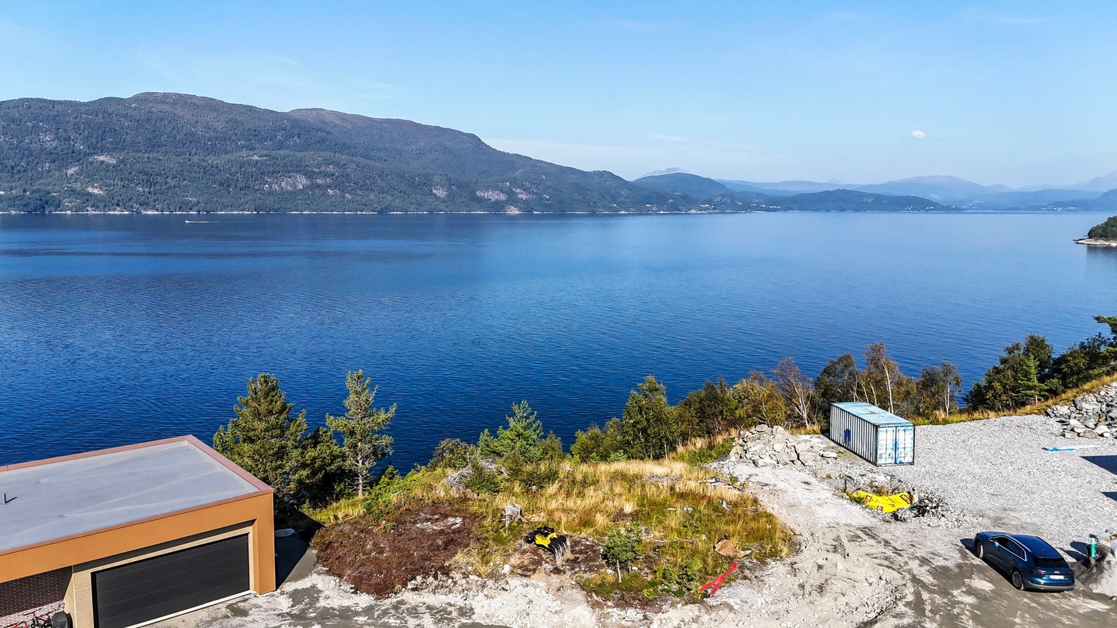 Fra tomten er det fantastisk utsikt inn Storfjorden. Galleribilde