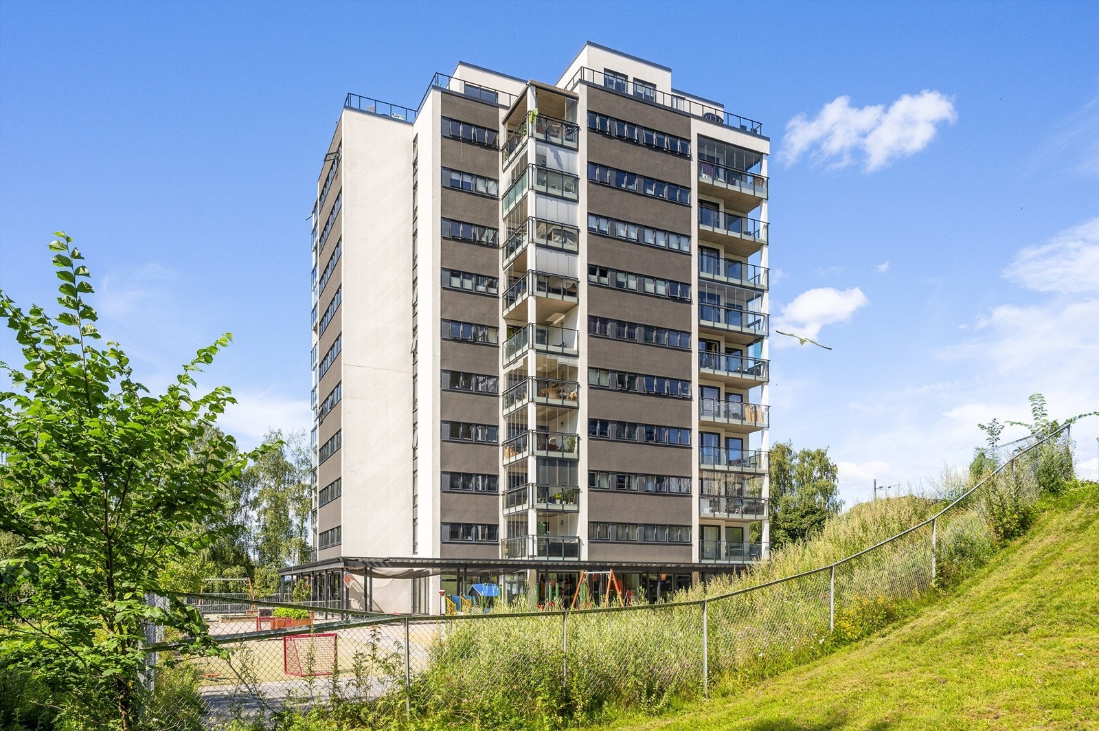 Fasaden sett med barnehagens uteområde i front Galleribilde
