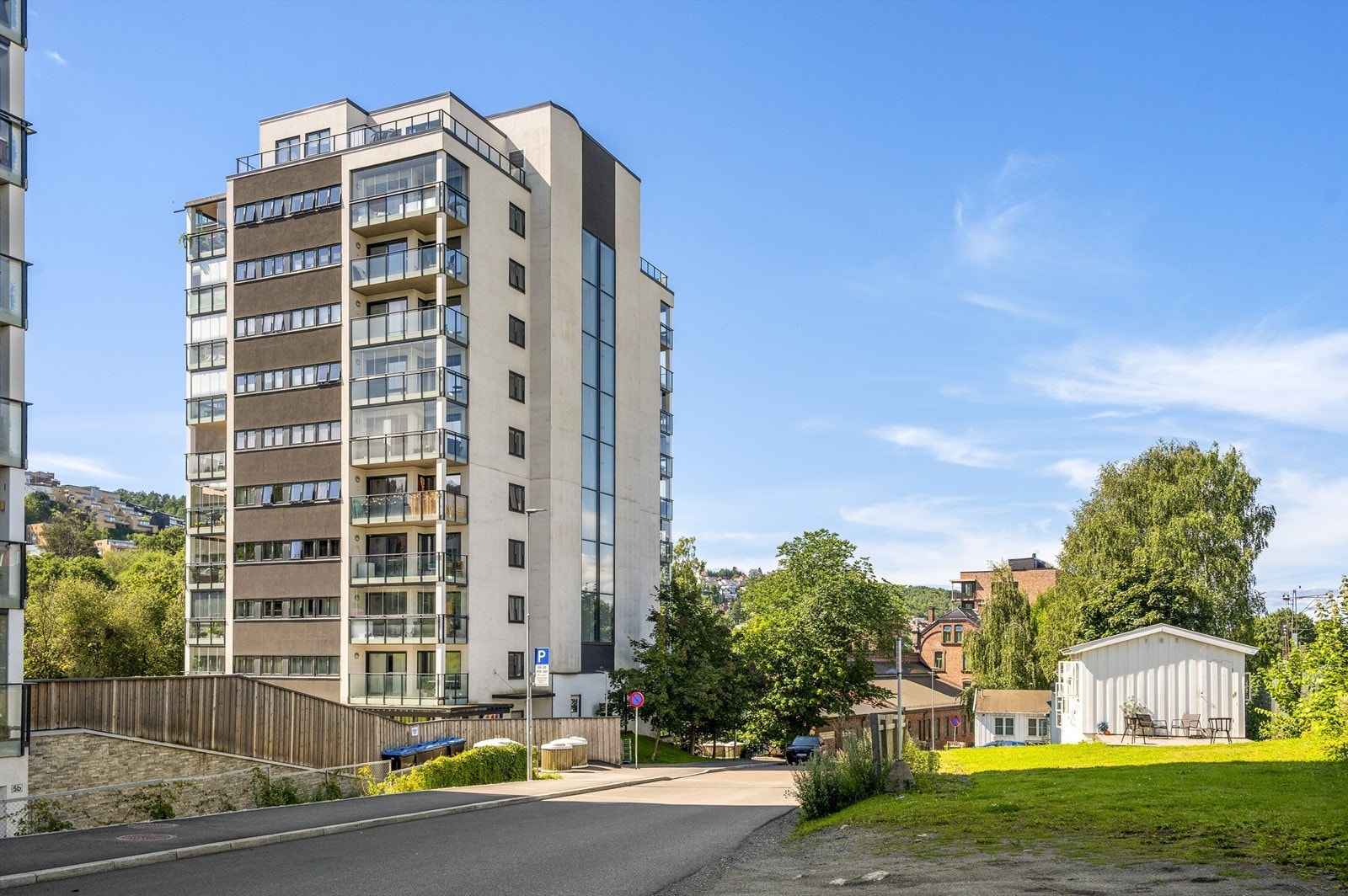 Fasaden sett fra Arnljot Gellines vei Galleribilde