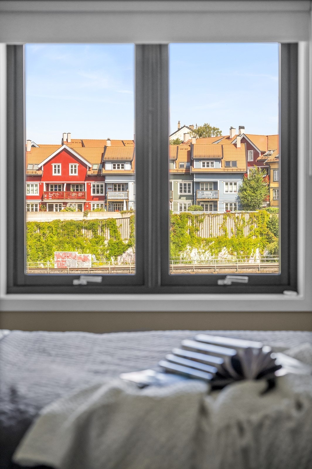 Godt med lysinnslipp fra stort vindu og frodig utsikt Galleribilde