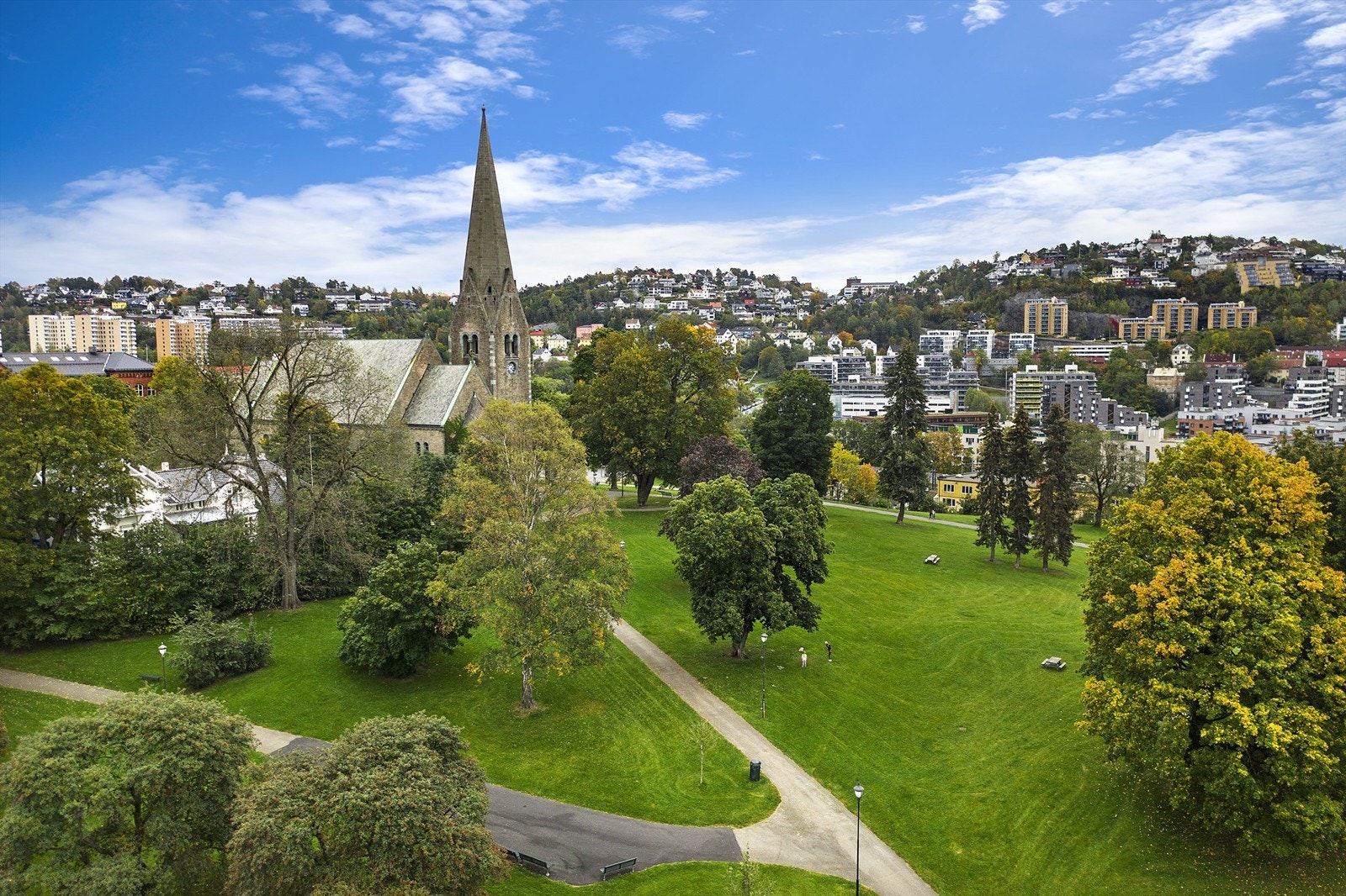 Vålerenga kirke med tilliggende gangstier ligger en liten rusletur unna Galleribilde