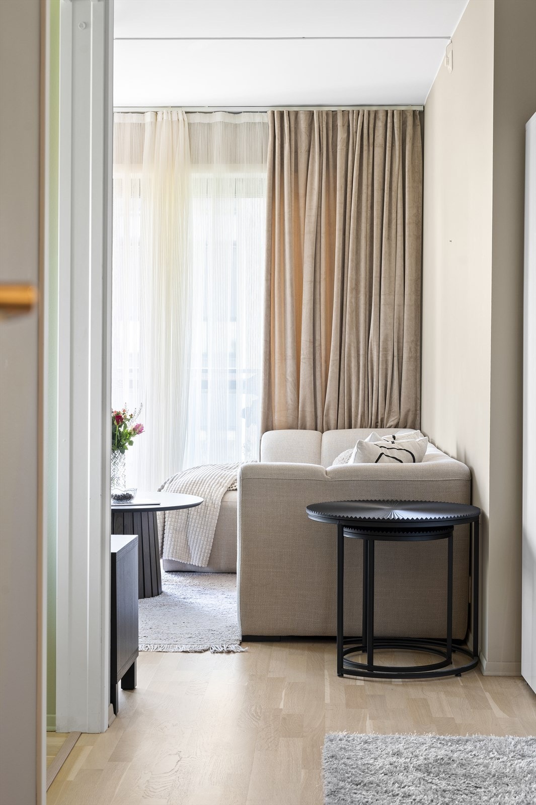 Fra stuen er det videre adkomst ut til leilighetens flotte balkong Galleribilde