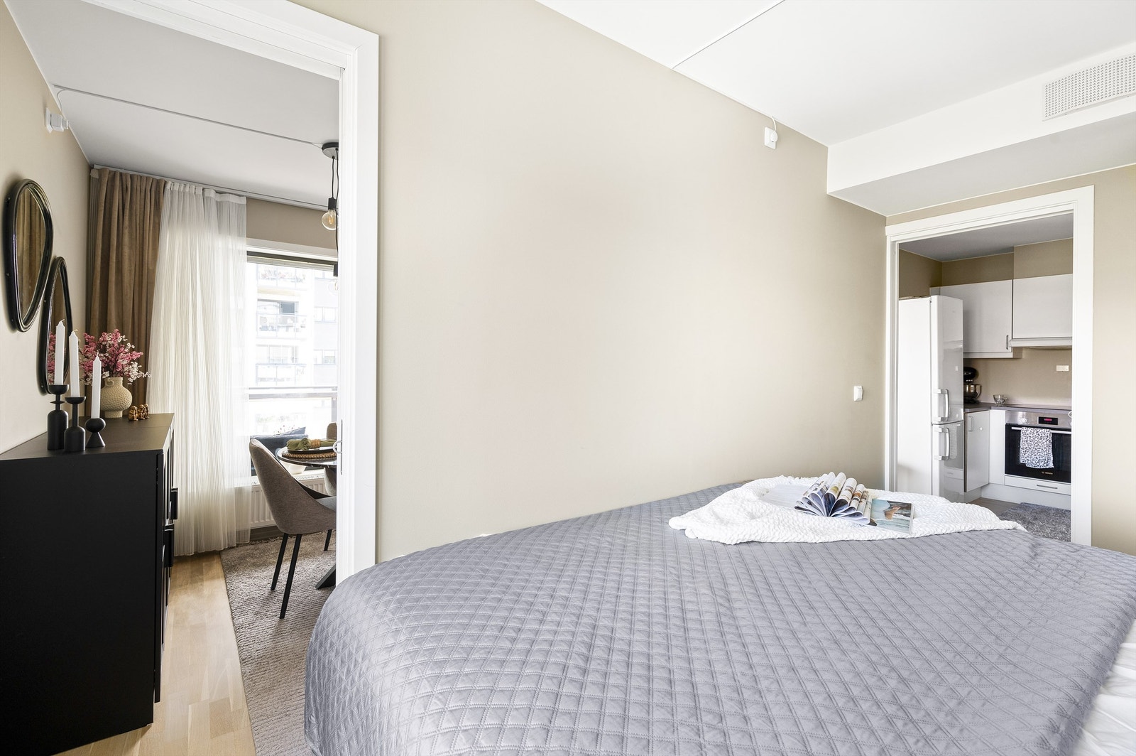 Praktisk med to dører inn til soverom Galleribilde