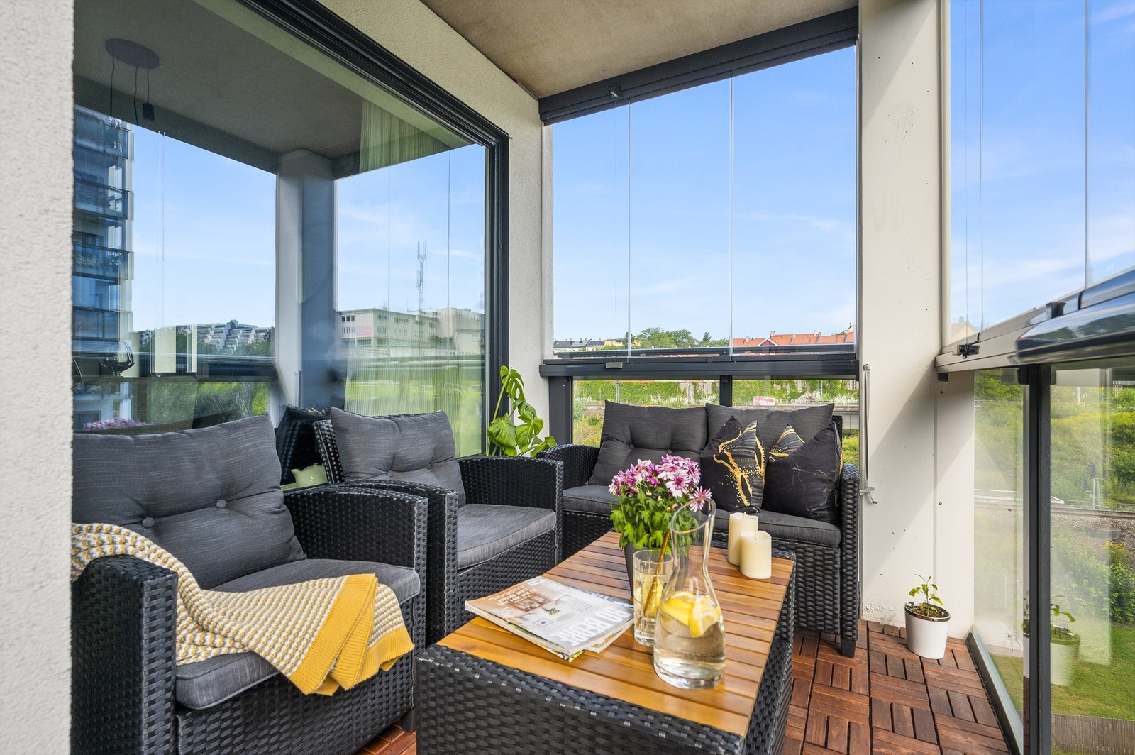 God plass til større sittegruppe, grill, m.m. Balkongen er innglasset, noe som gjør at man kan kose seg ute selv om været ikke er optimalt allerede fra tidlig vår til sen høst Galleribilde