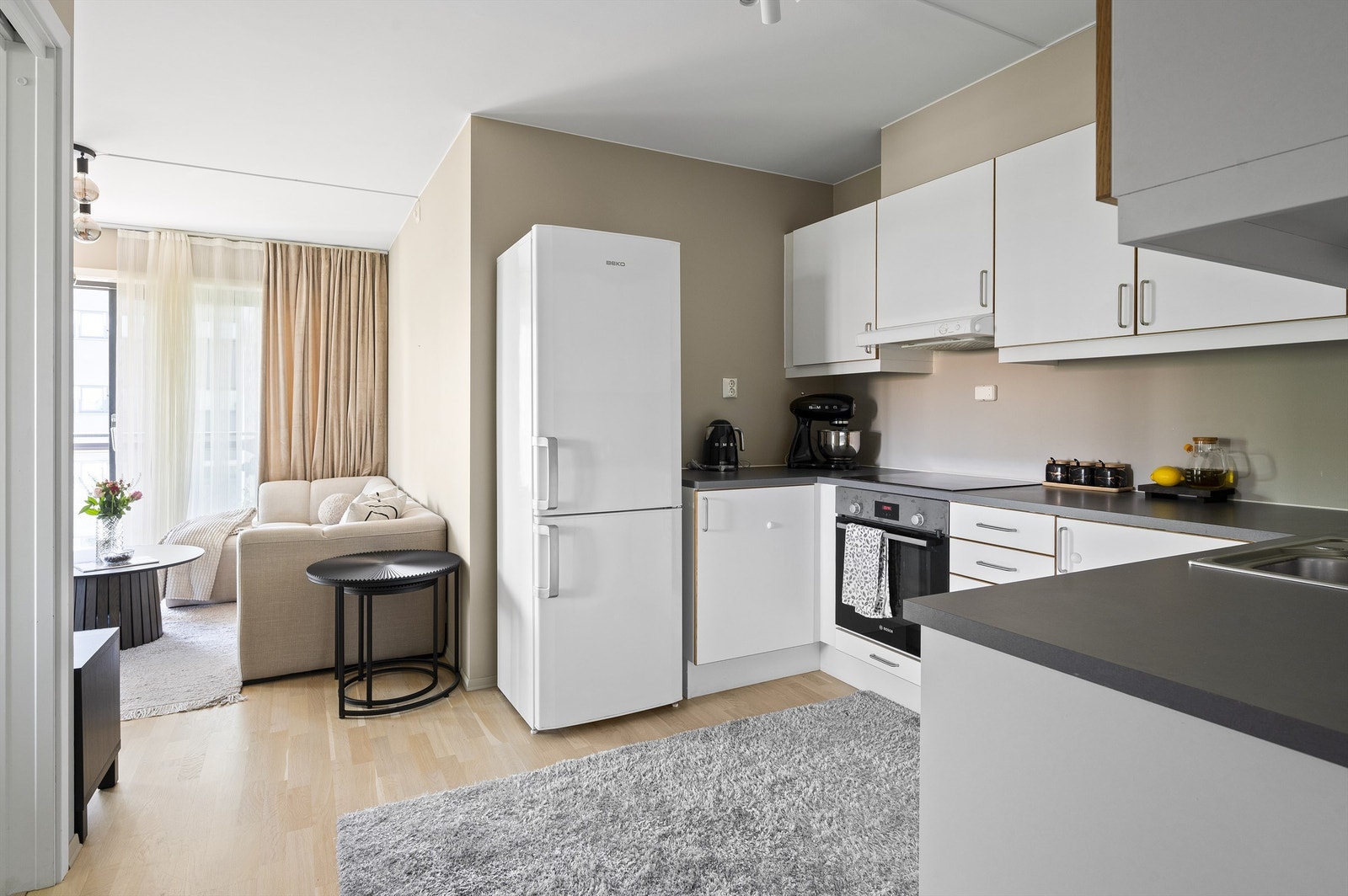 Pent kjøkken med god benk- og skapplass. Den åpne kjøkkenløsningen oppleves skjermet, men har samtidig en god kommunikasjon med stuen Galleribilde